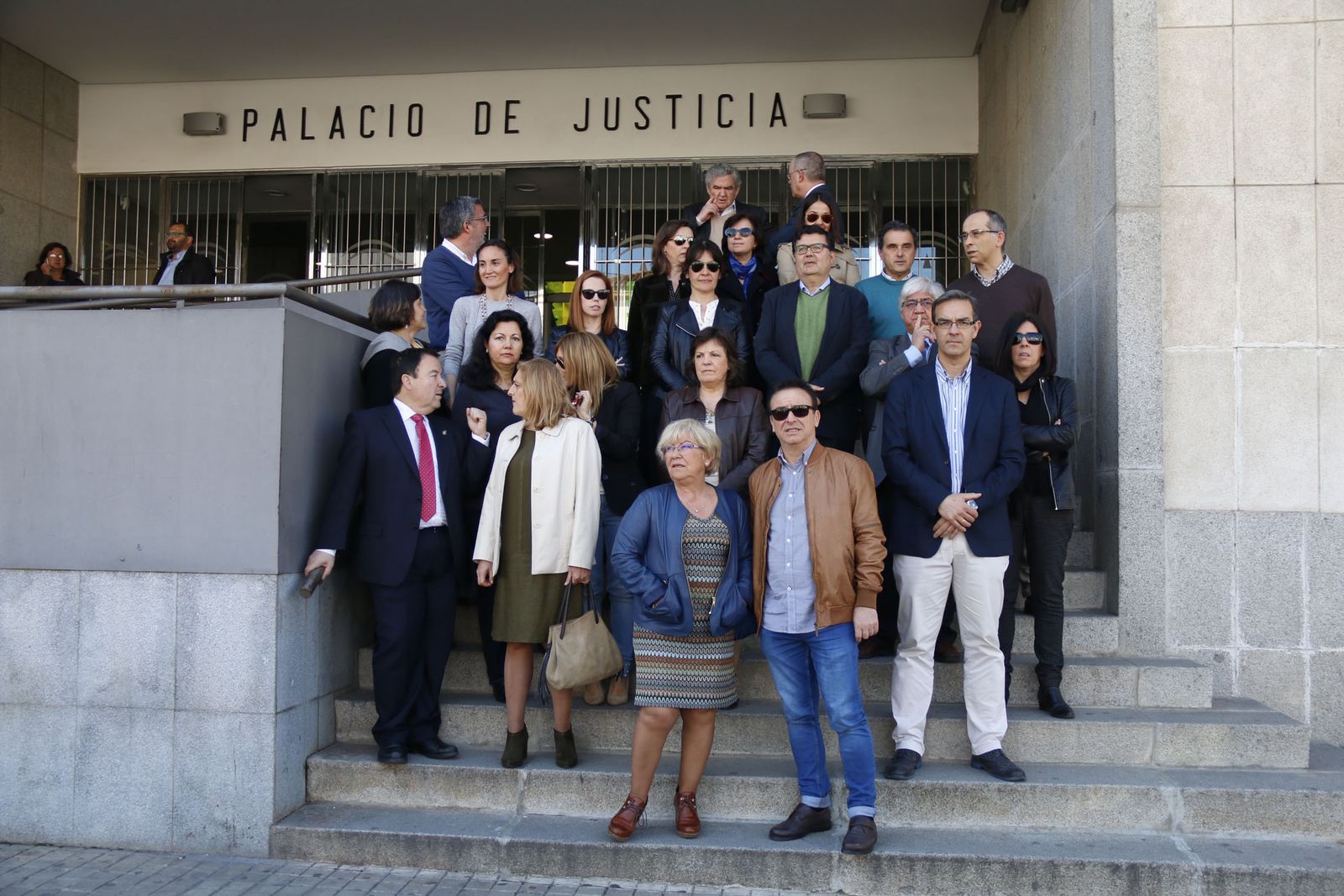 Una veintena de letrados de la administración de Justicia, respaldados por jueces y fiscales, concentrados ayer ante el Palacio de Justicia.