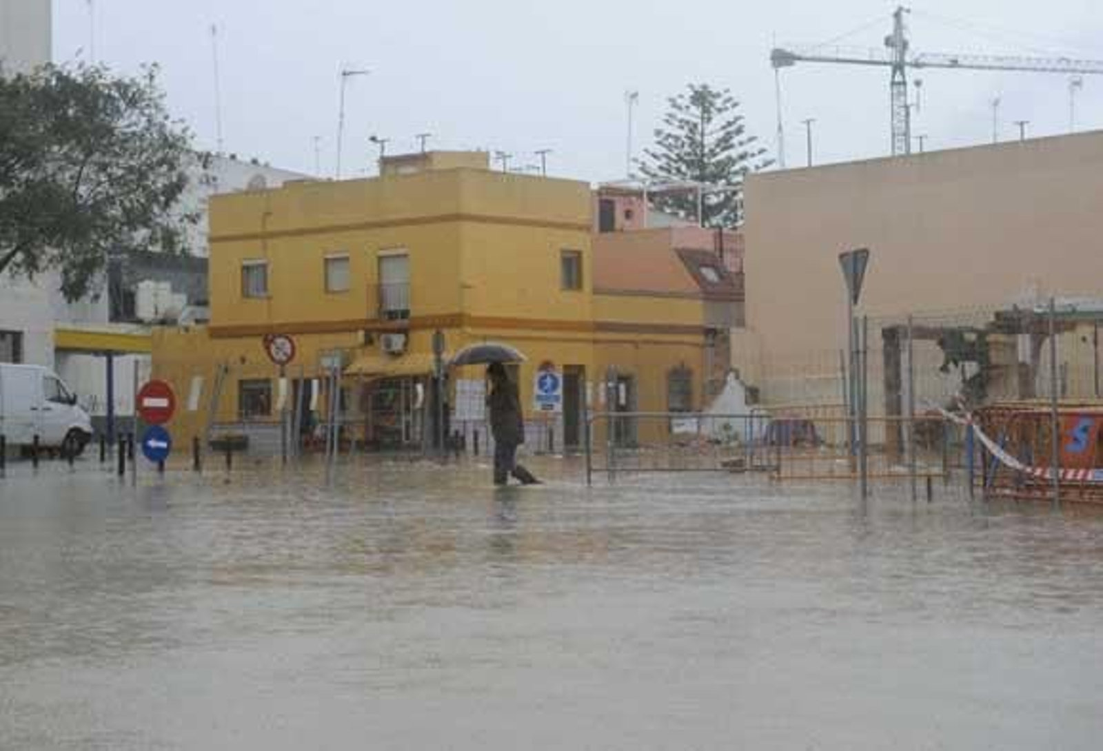 La intensa lluvia caída durante el fin de semana obligó a cortar el tráfico de acceso a Chiclana. En San Fernando, el agua alcanzó el metro de altura en la Venta de Vargas.

Foto: Sonia Ramos-Elias Pimentel