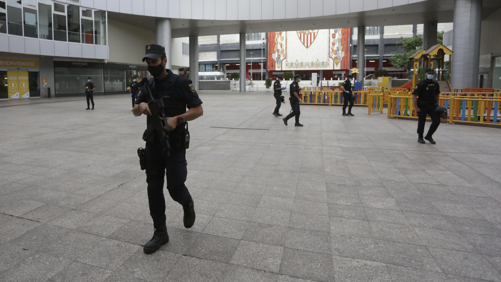 Mucha  presencia policial en el entorno del Sanchez Pizjuán  durante el derbi