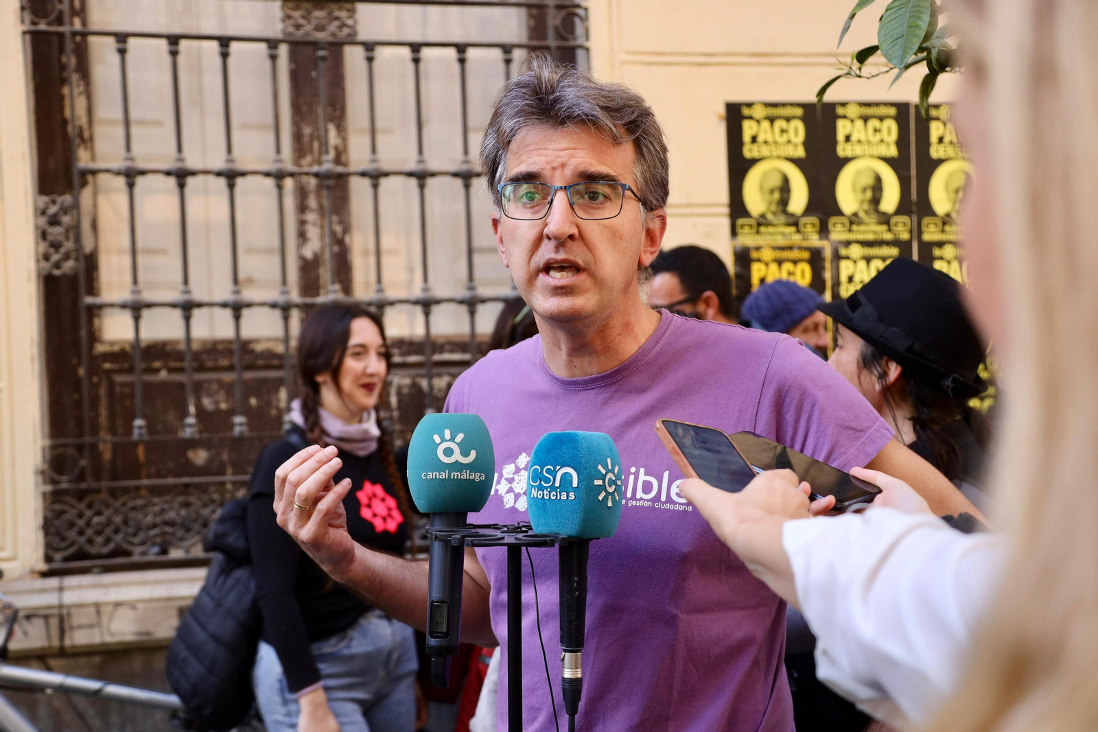 Cientos de personas salen a las calles de Málaga en apoyo a La Invisible, en fotos