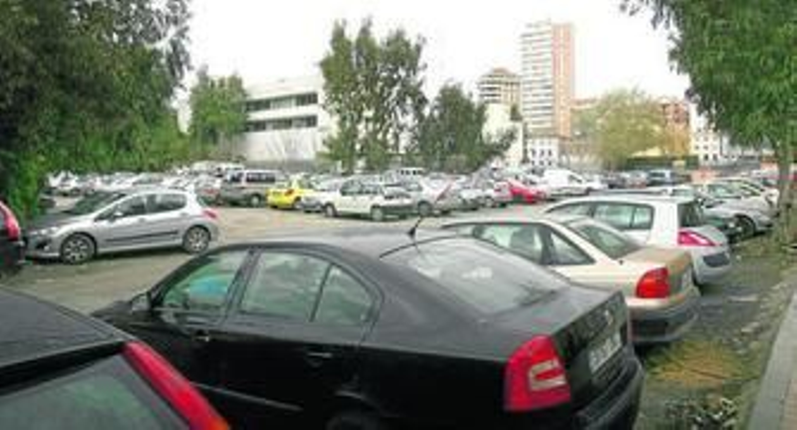 Solar de aparcamientos no regulados, que será asfaltado y controlado por la empresa de la Zona ORA, en Pescadería.