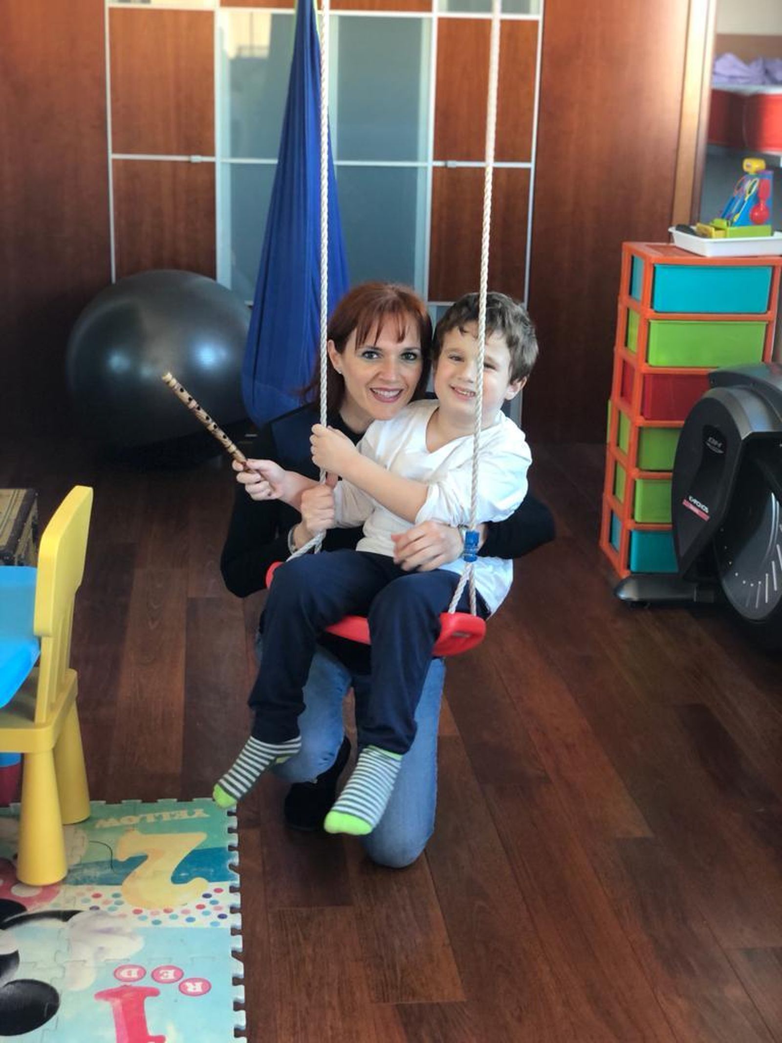 Un momento de juegos con su pequeño.