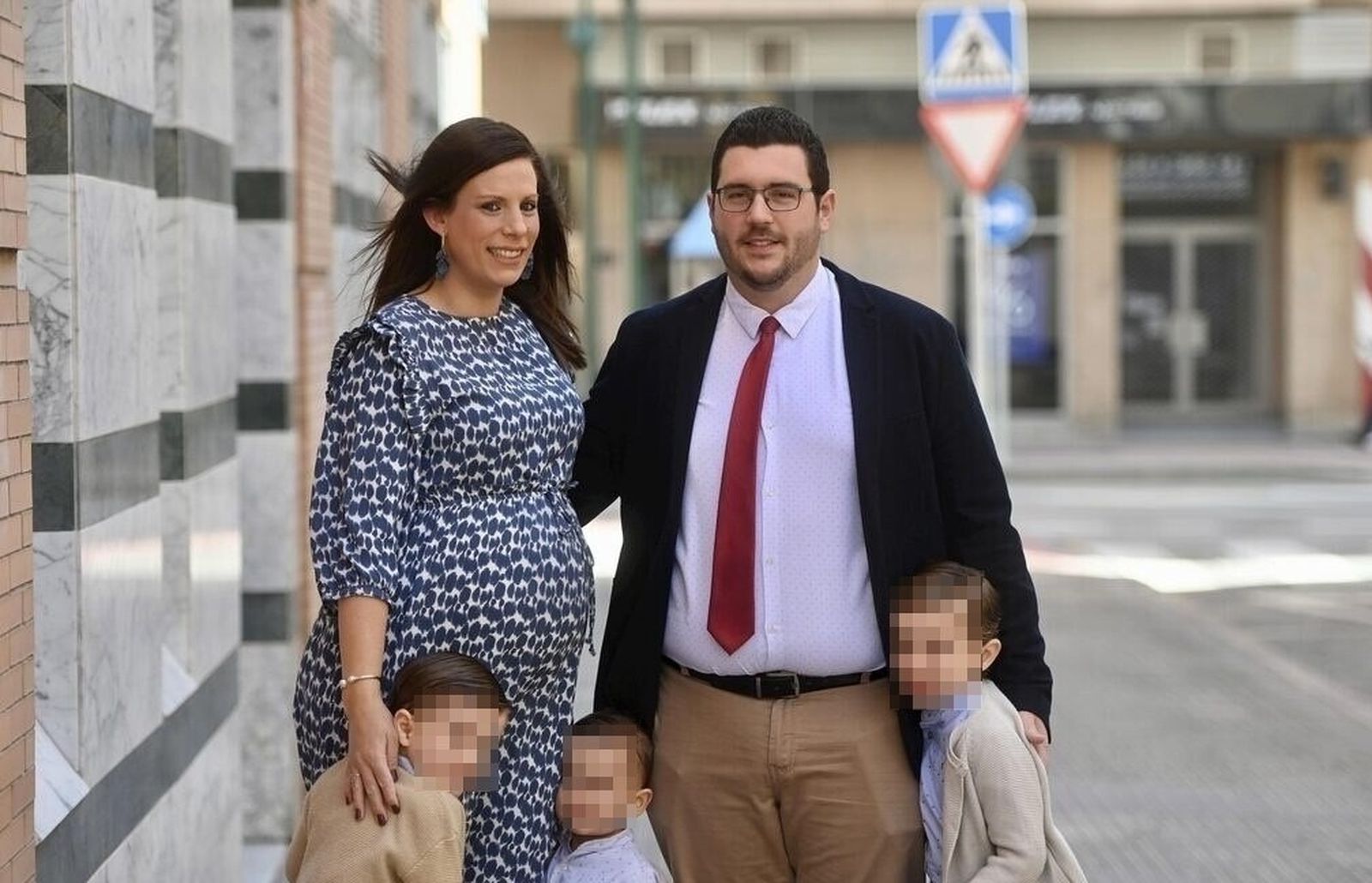 Noemí y Javier posan con sus hijos Pedro, Israel José y Rafael.