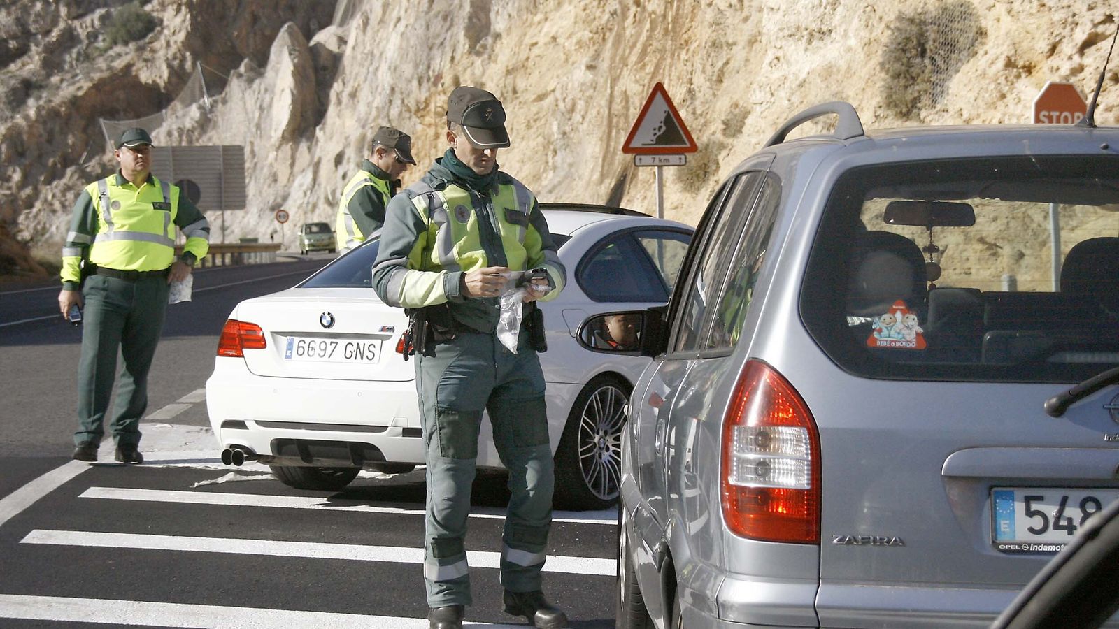 Uno de los controles realizados por la Agrupación de Tráfico de la Guardia Civil