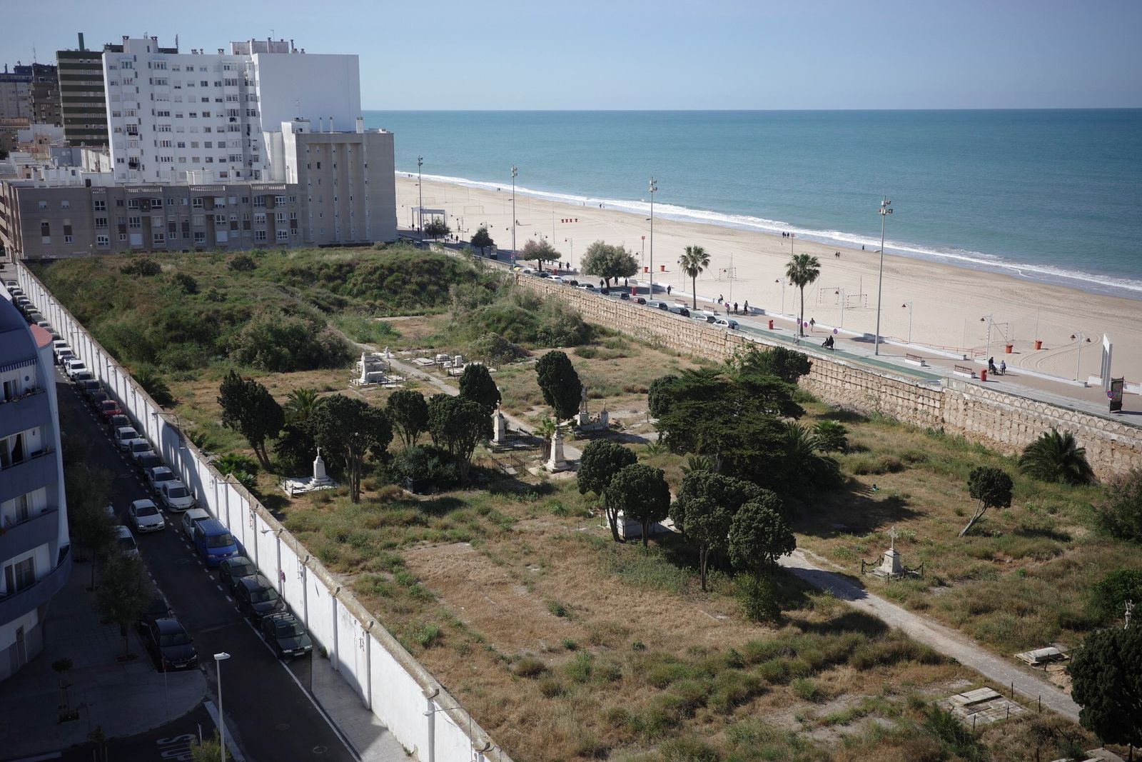 Solar del cementerio de Cádiz. Bajo tierra hay restos de unas 150.000 personas.