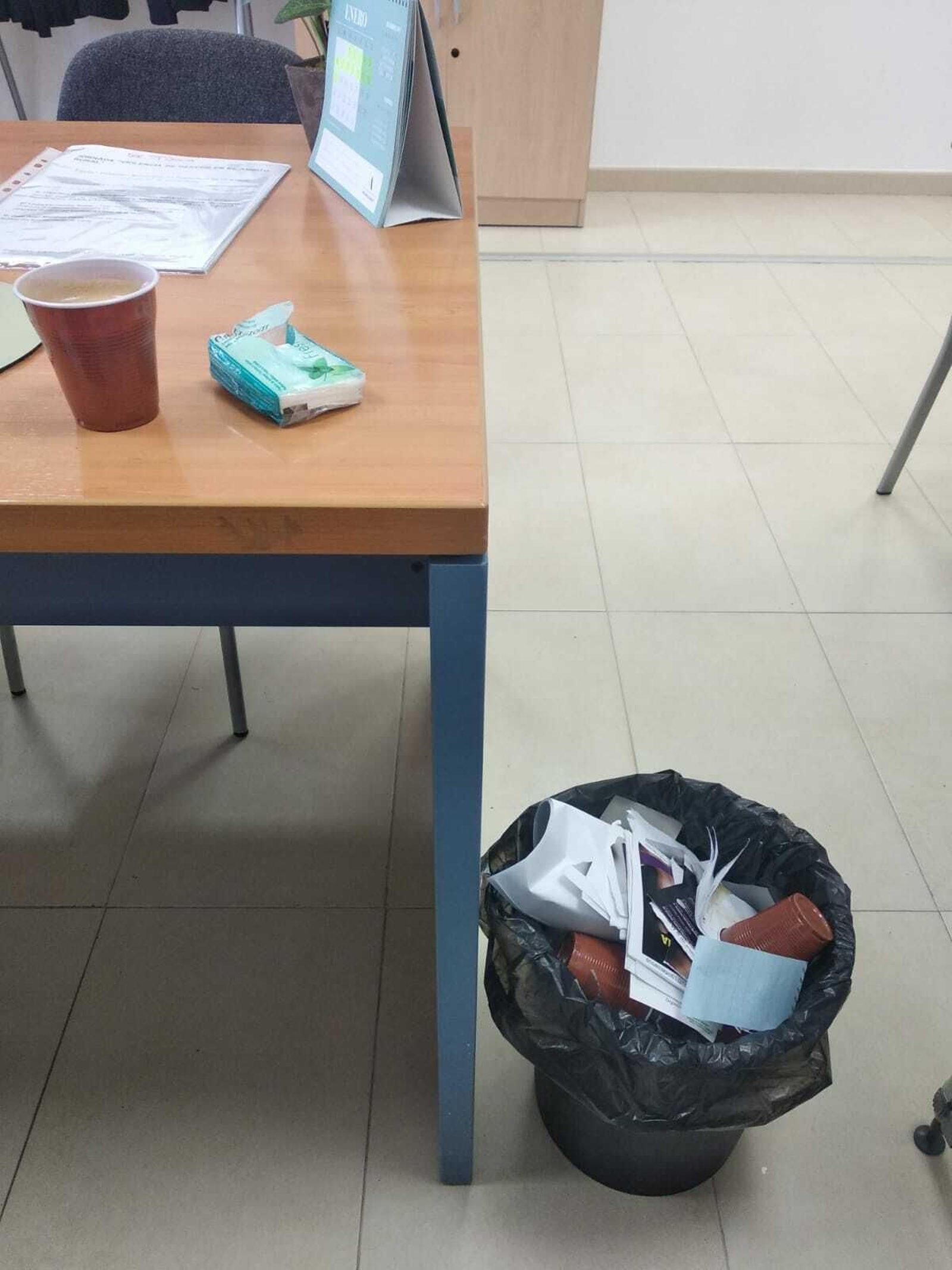 El contrato de limpieza está en adjudicación y la basura se acumula en los despachos