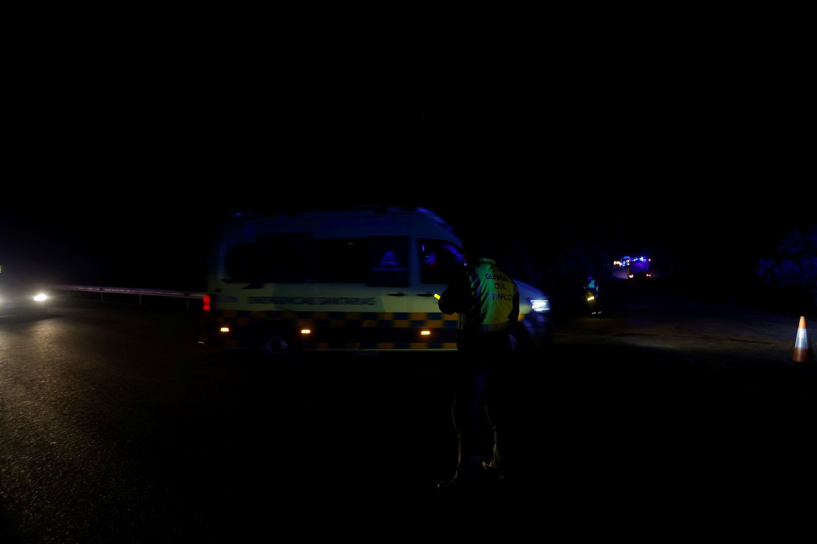 Las imágenes de los vehículos de emergencias evacuando a los pasajeros del descarrilamiento en Adamuz