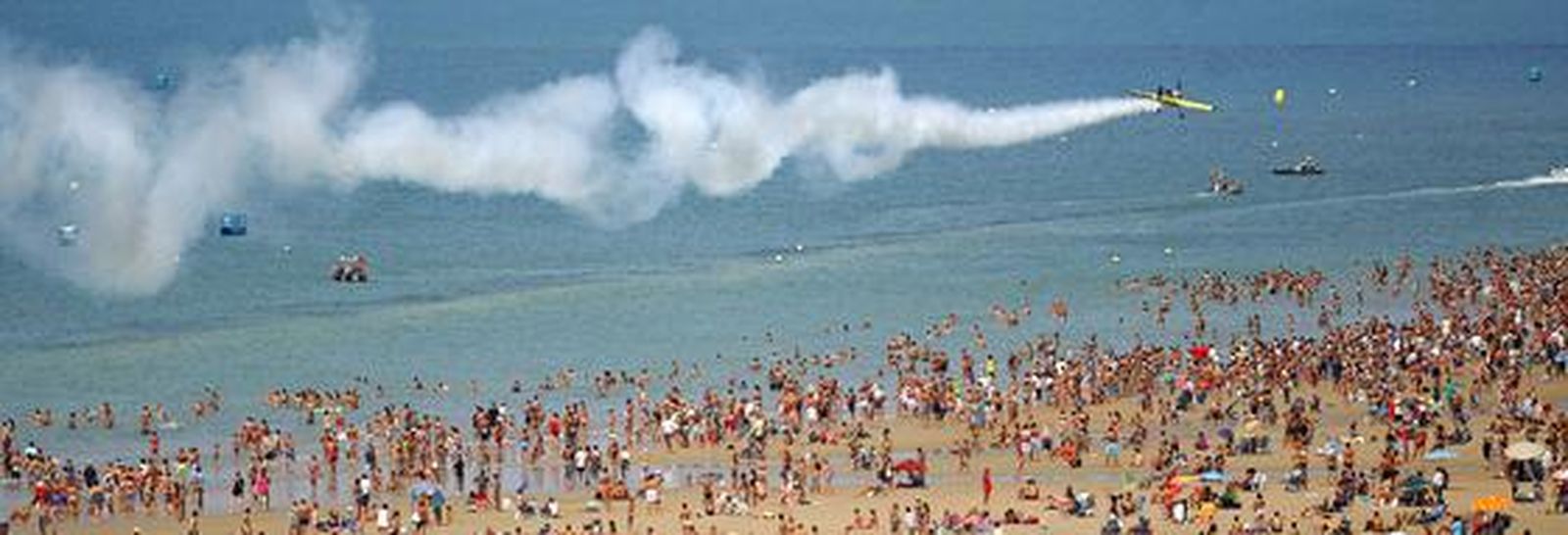 190.000 personas disfrutan del III Festival Aéreo en la playa de la Victoria. /Foto: Julio González