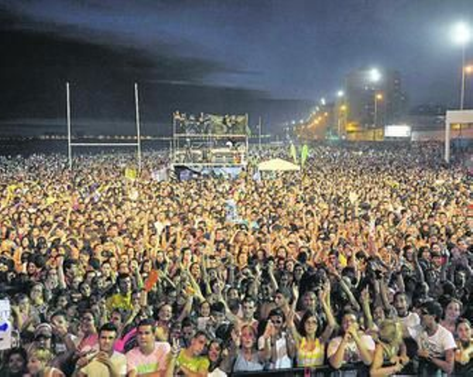 Los conciertos gratuitos atrajeron a miles de personas a la costa gaditana el pasado fin de semana.