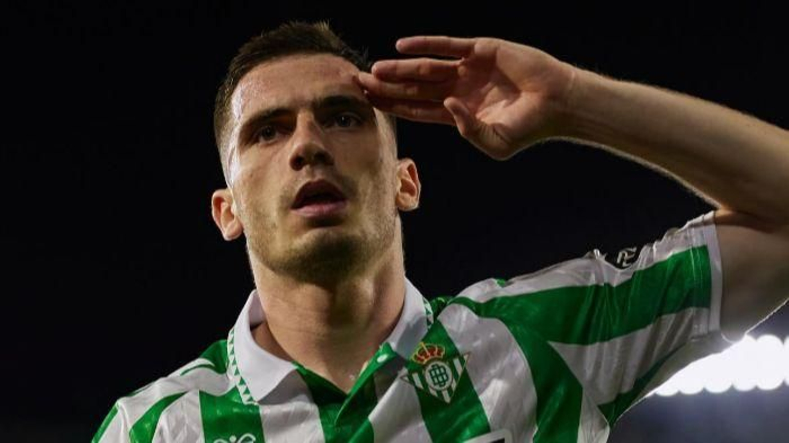 Romain Perraud celebra un gol en el Benito Villamarín
