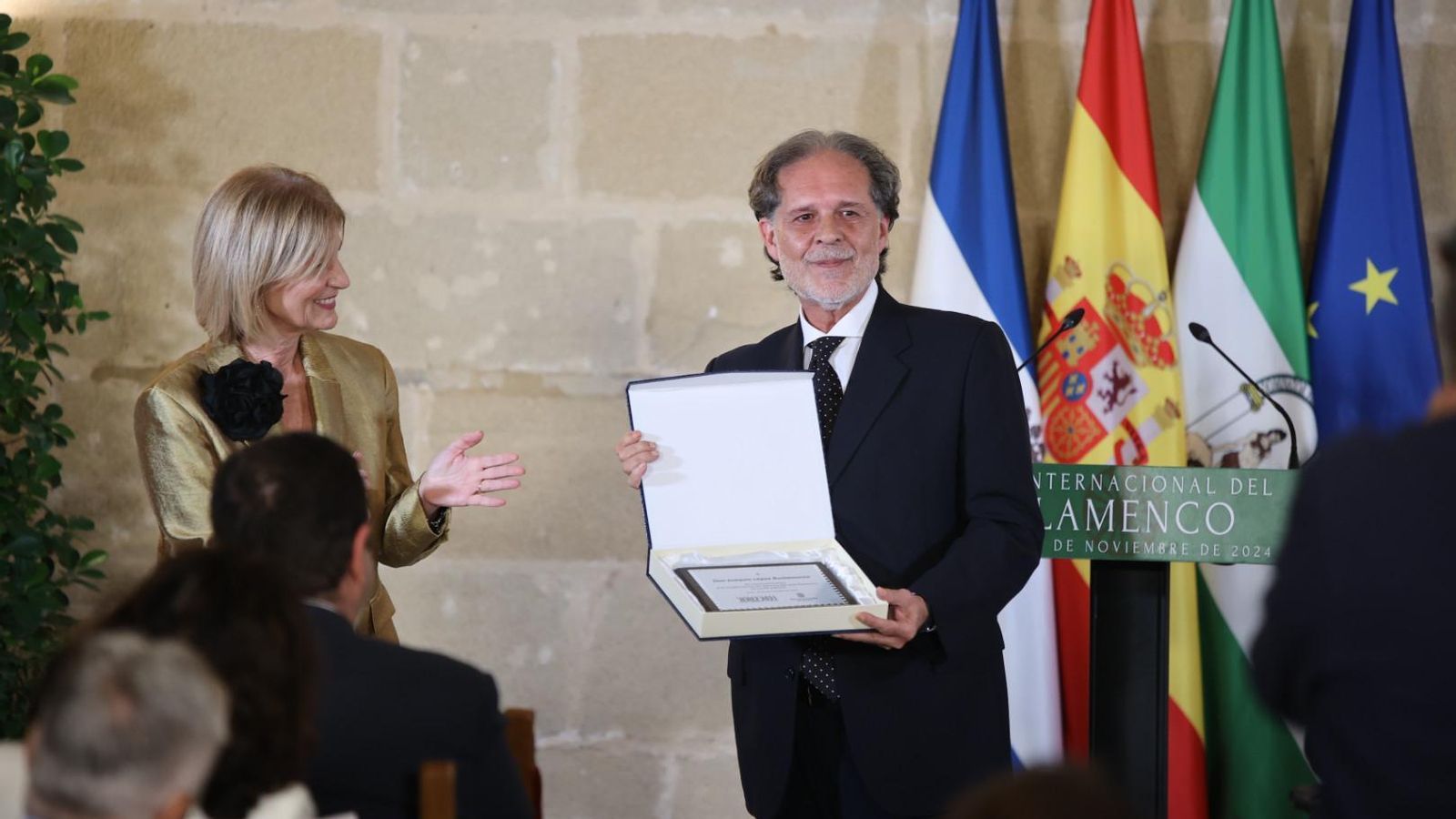 Entrega de una placa de agradecimiento a Joaquín López Bustamante