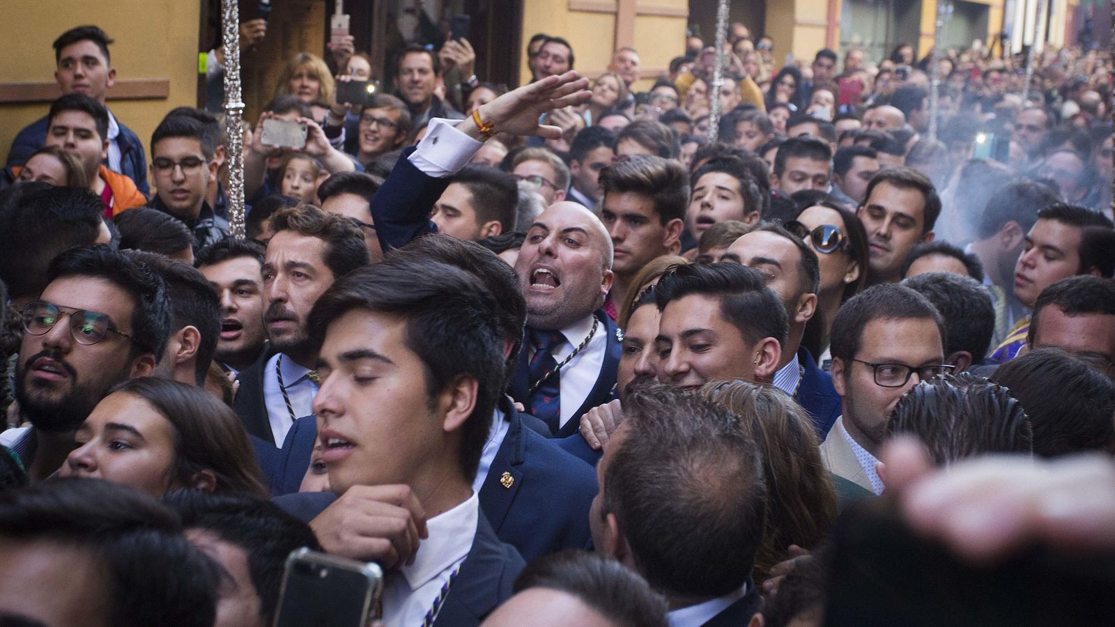 La procesión estuvo acompañada en todo momento por una inmensa bulla.