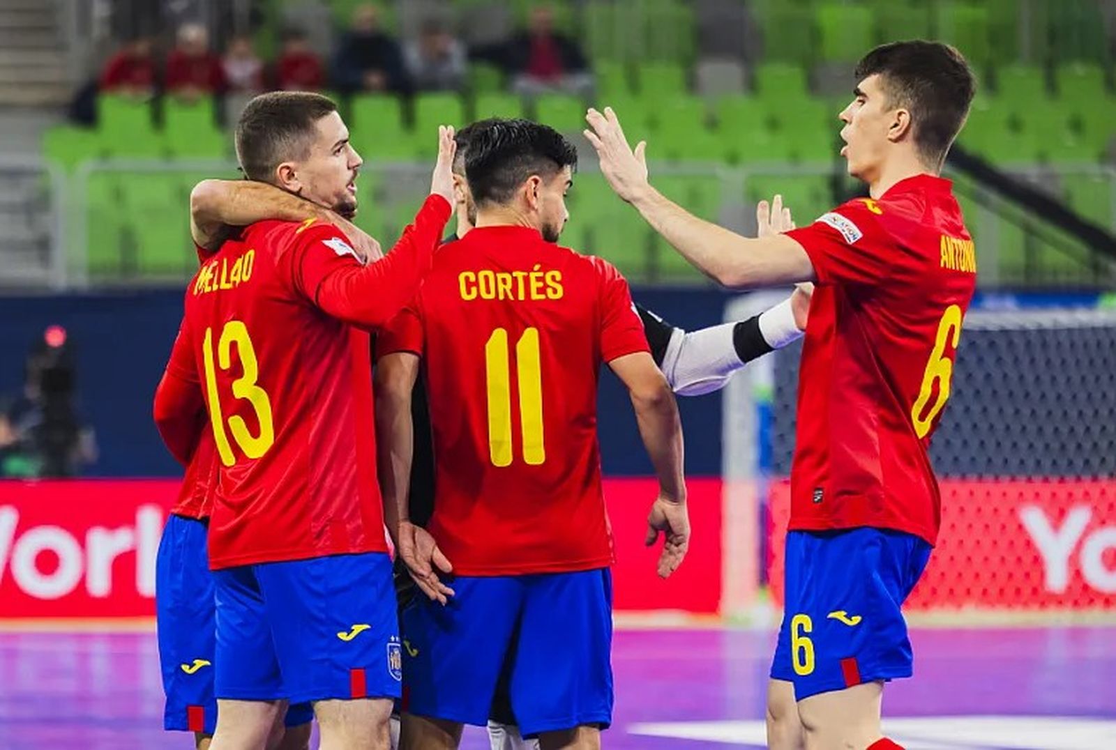 Los jugadores de España celebran el gol de Mellado.