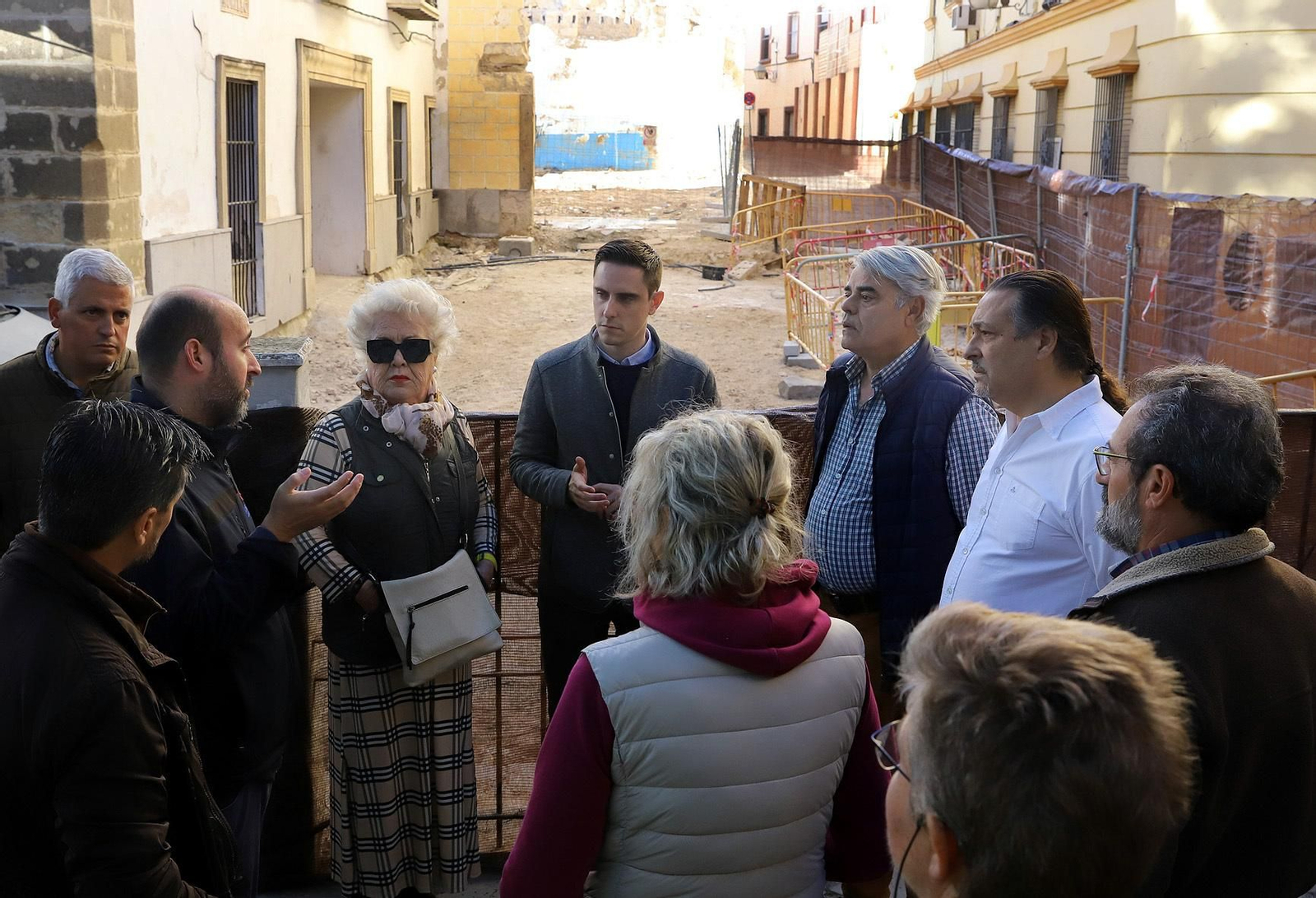 Jaime Espinar, con los vecinos de San Juan. Jaime Espinar, con los vecinos de San Juan.