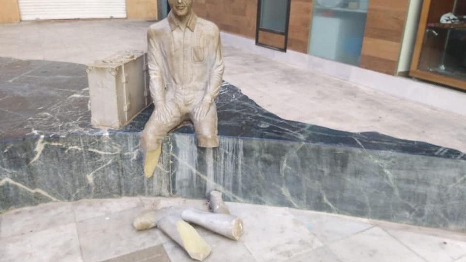 Escultura del Emigrante Retornado con las dos piernas partidas en 2019