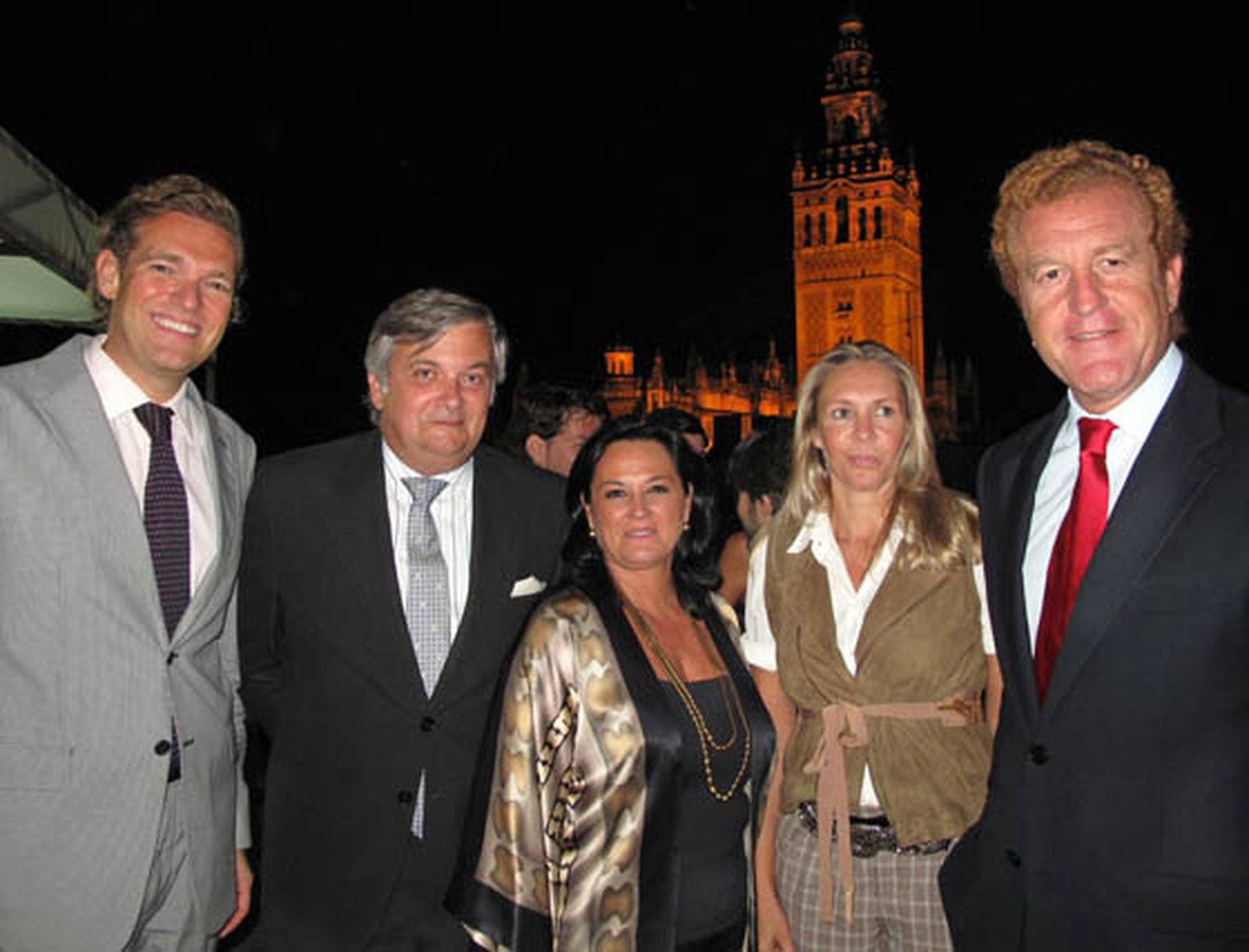Raf Ocquet (Bufete Fernández-Palacios); César González de la Peña (Tuitravel) Rosa Torrejón, la empresaria Rebeca Camacho (Viafina) y Manuel Otero, presidente de los hoteleros sevillanos.

Foto: Victoria Ramírez