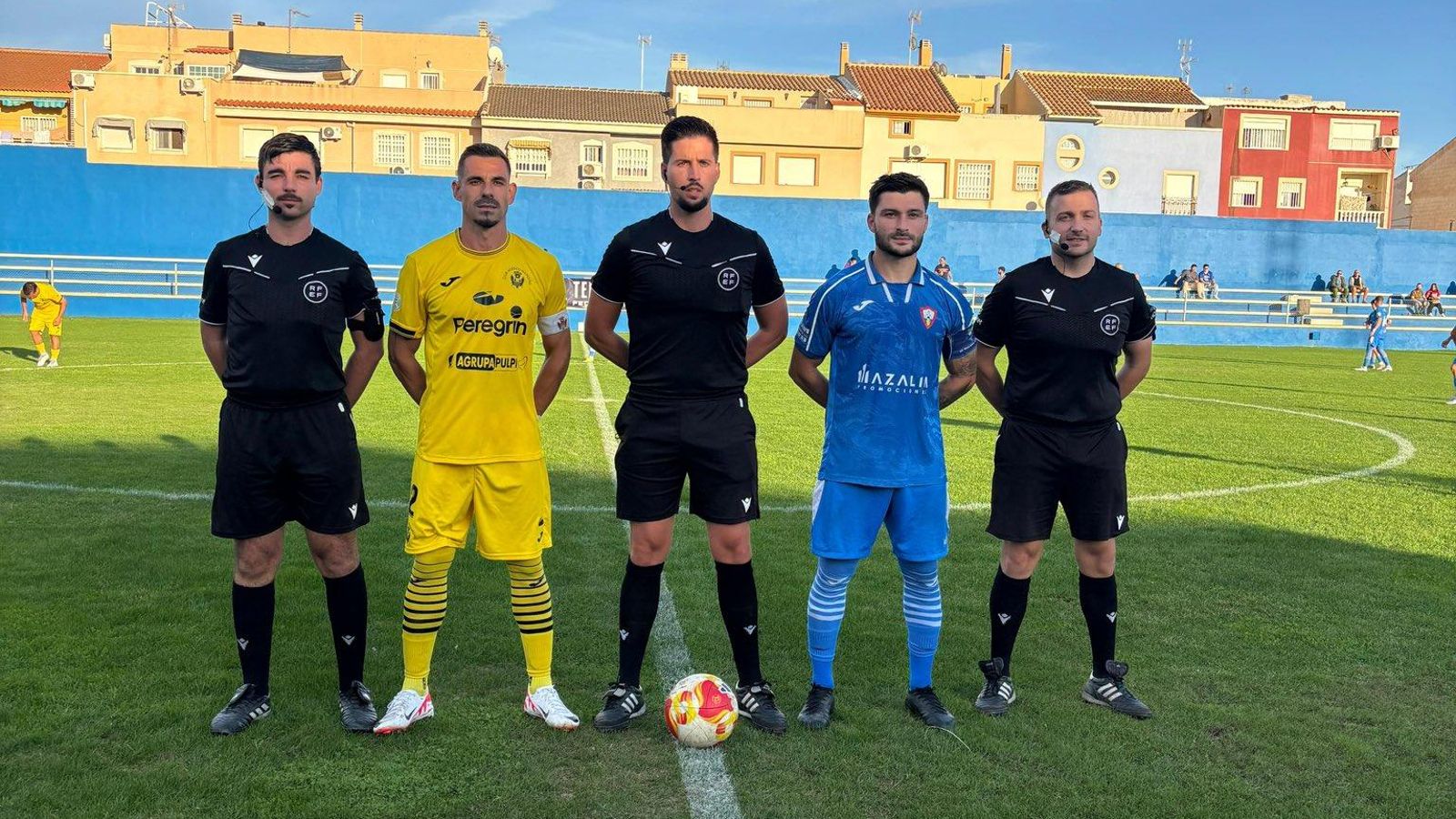 Los capitanes del Bala Azul y Atlético Pulpileño posan con el trío arbitral antes del comienzo del encuentro.