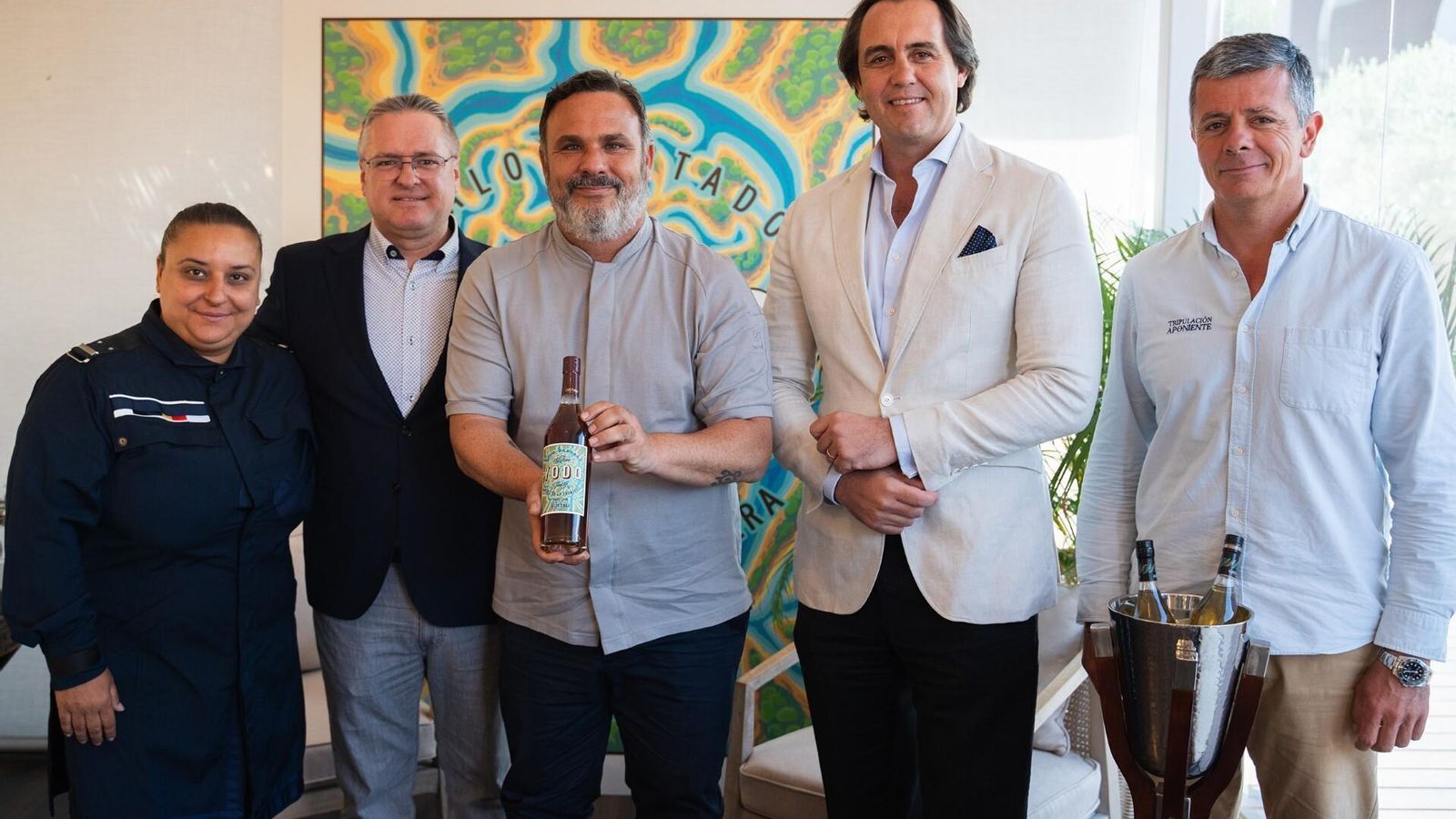 El Chef del Mar y el vicepresidente de Bodegas Lustau con miembros de sus equipos.