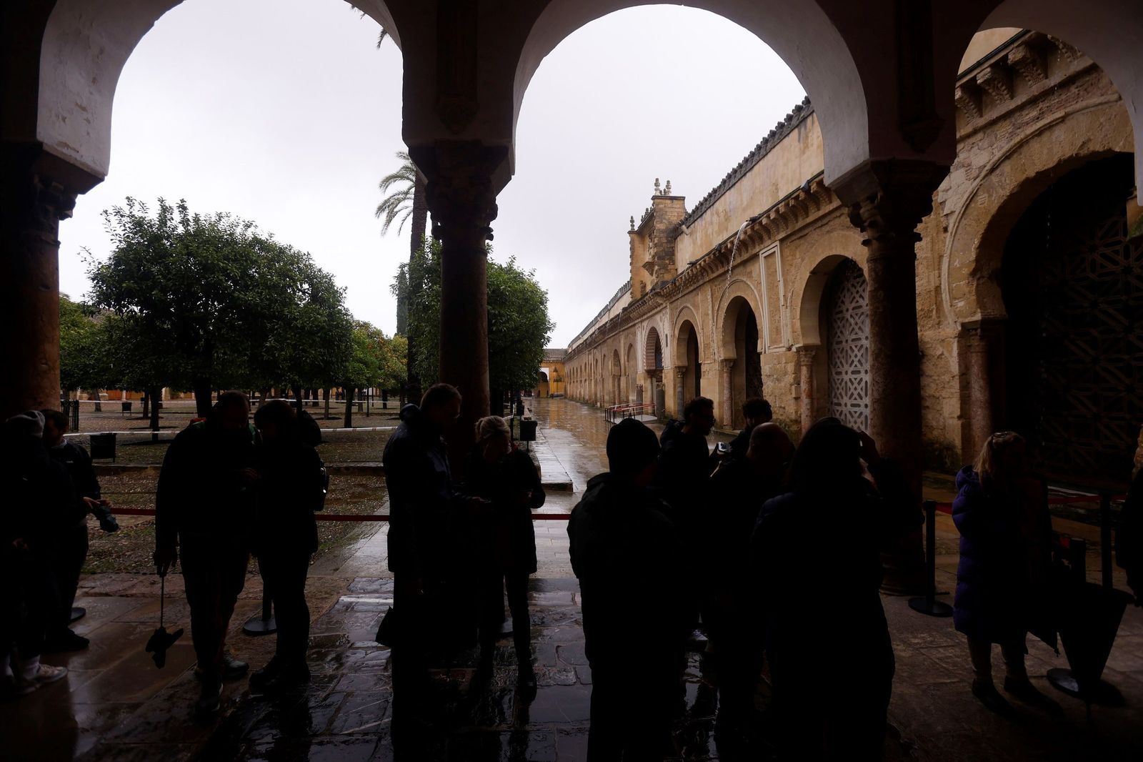 El Patio de los Naranjos de la Mezquita-Catedral por la borrasca Leonardo, en imágenes