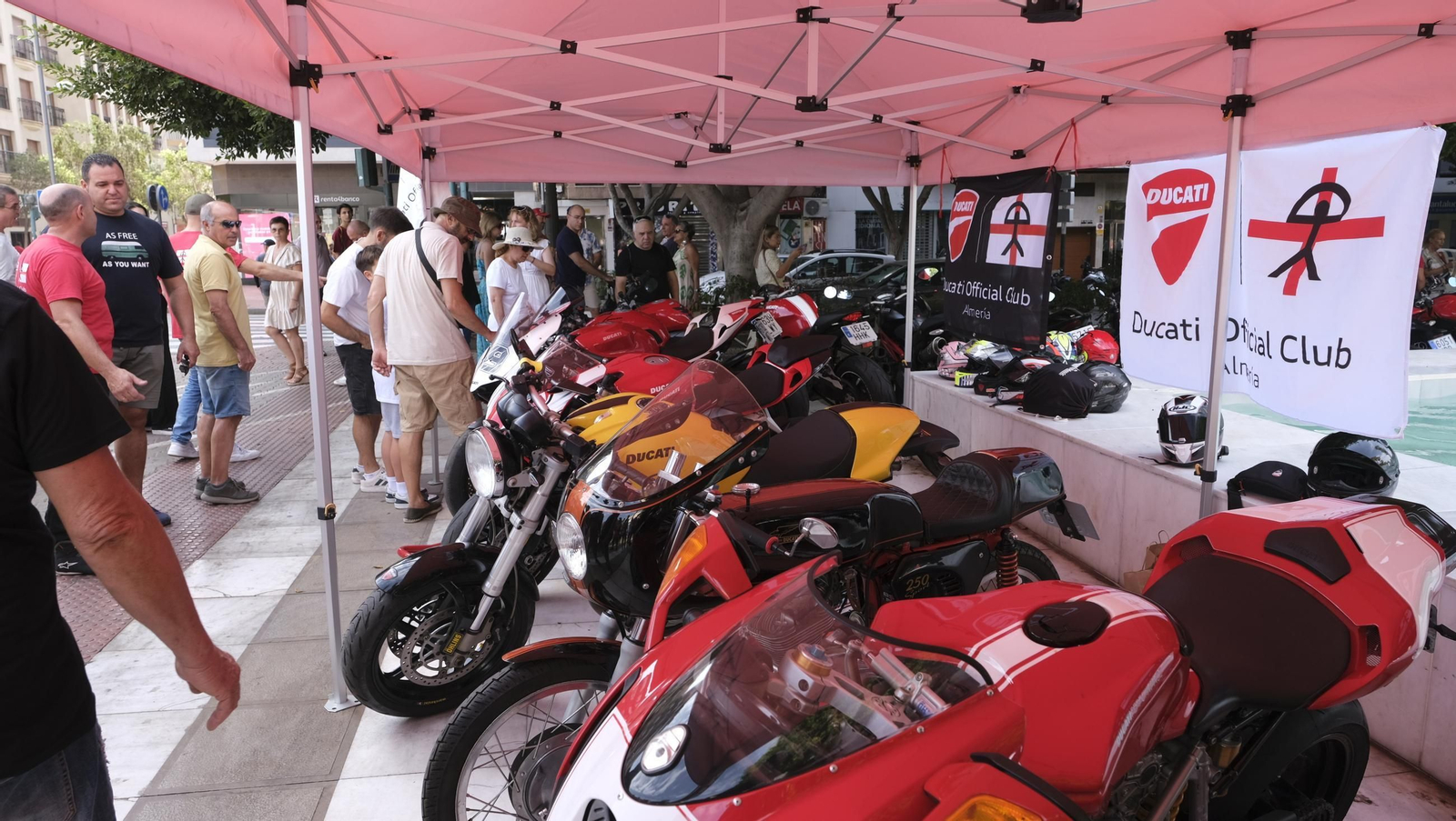 Exposición de motos antiguas y Ducatis en la Feria de Almería 2025, en imágenes