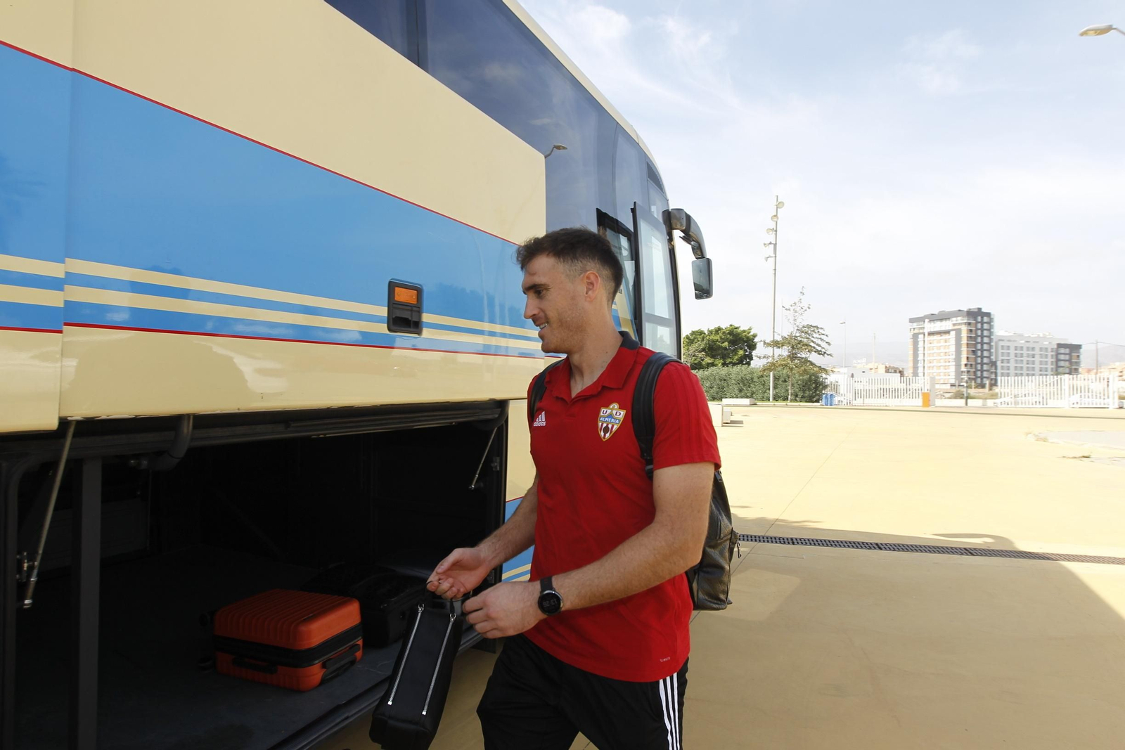 Fotogalería salida jugadores U.D. Almería hacia Alcorcón