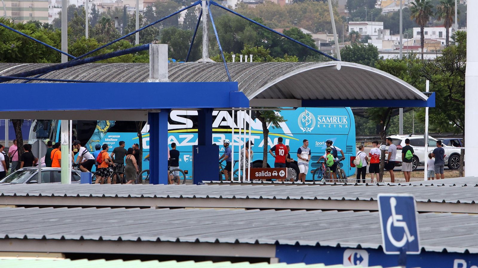 Así fue la salida de la Vuelta España desde Carrefour Sur en Jerez
