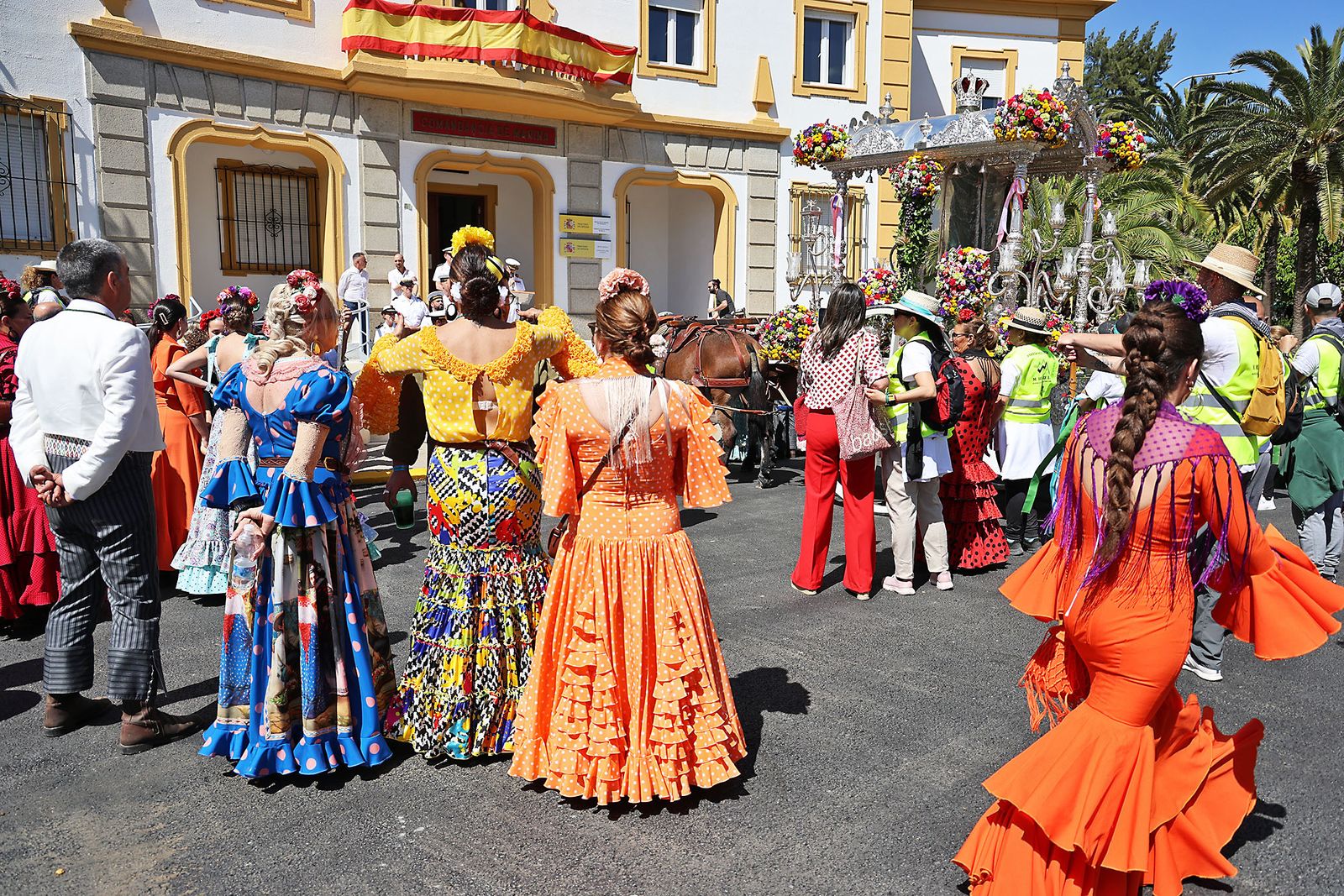 Imágenes de la Hermandad del Rocío de Punta Umbría a su paso por Huelva