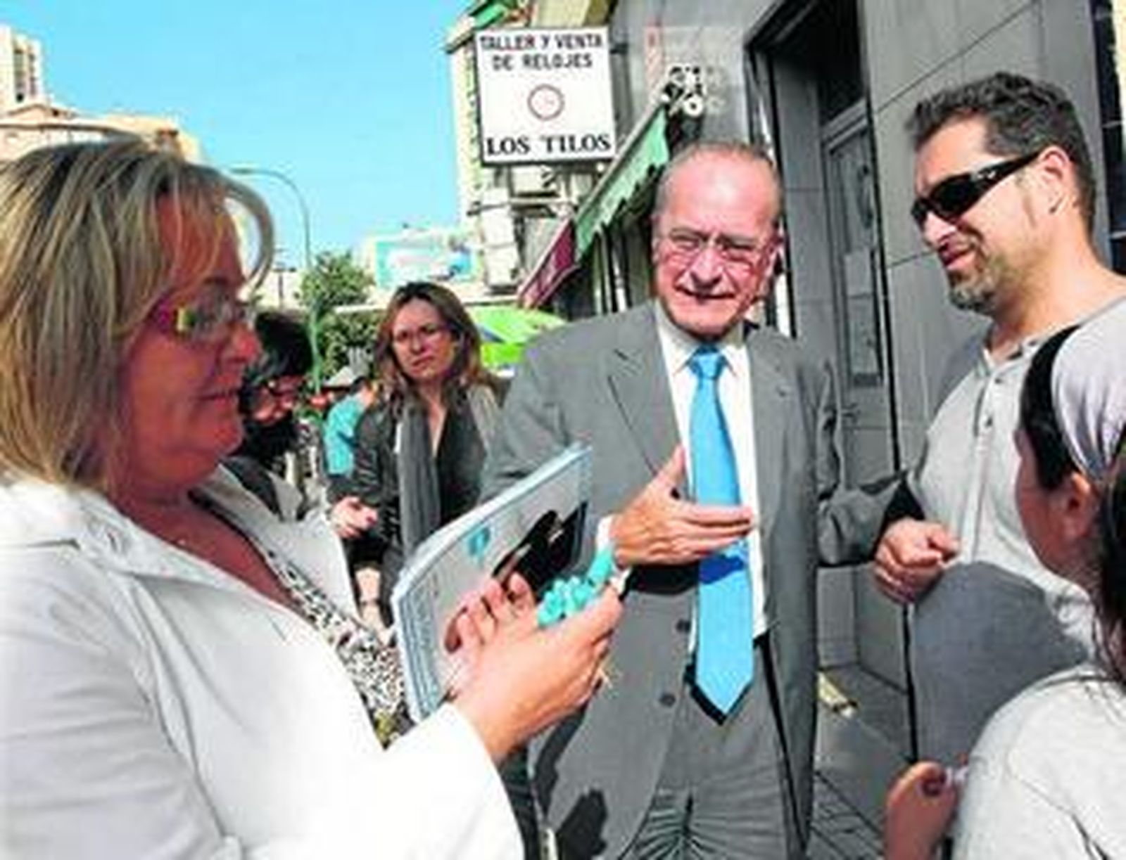 De la Torre conversa con un vecino en presencia de Teresa Porras, en una imagen de archivo.