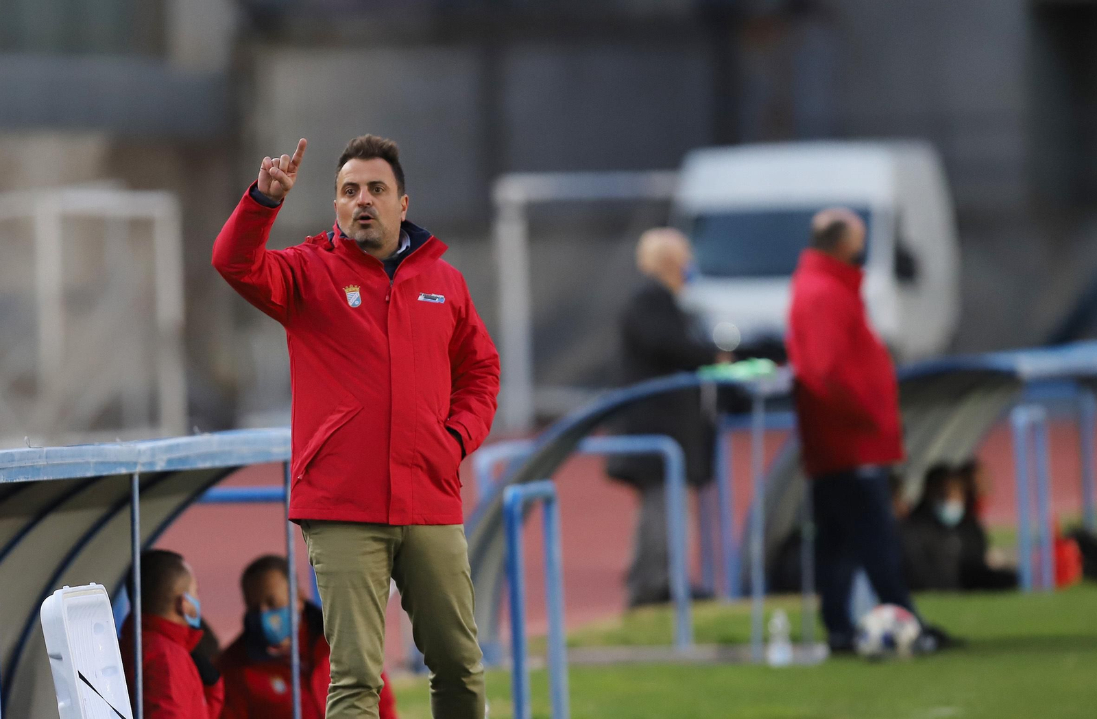 Joaquín Poveda, entrenador del Xerez CD, sufrió en la banda durante muchos minutos.