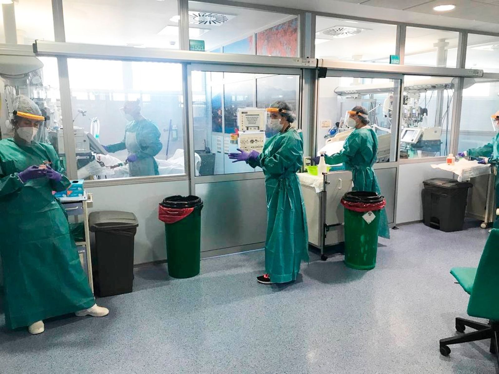 Personal sanitario protegido para atender a pacientes con coronavirus.