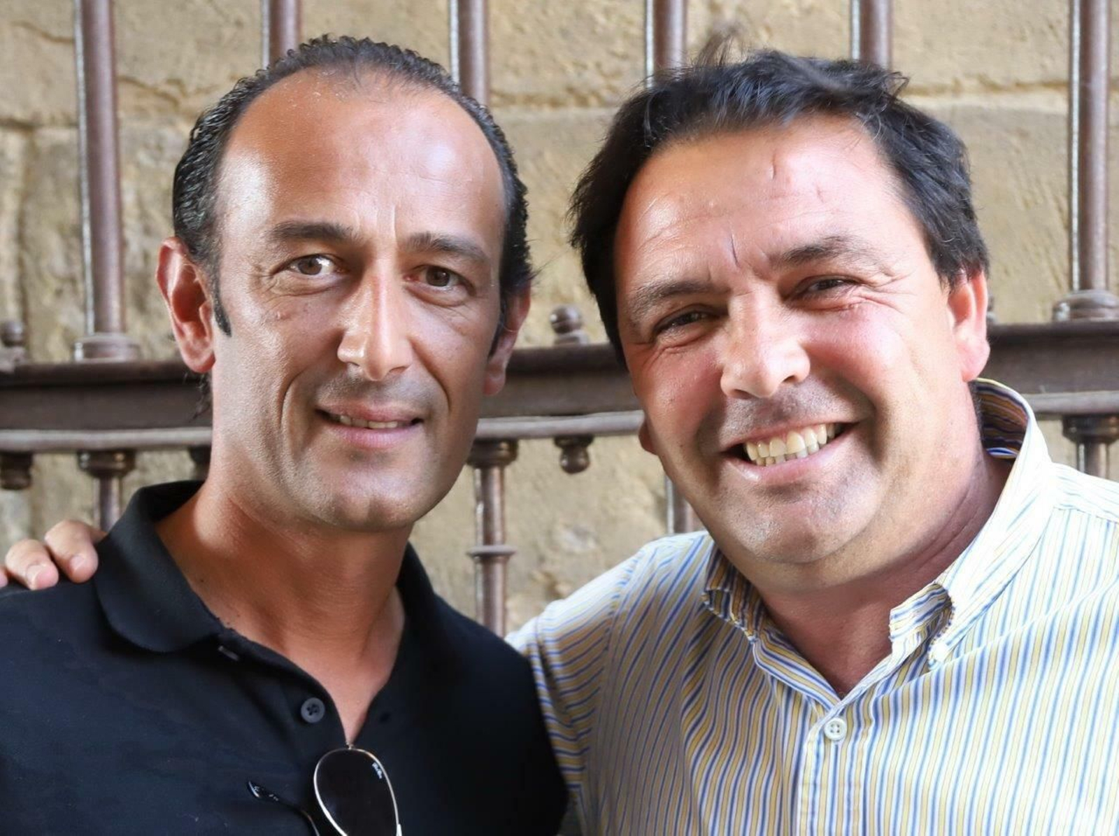 El pintor ayamontino Alex, Alejandro Rodríguez, y Víctor Ruiz.