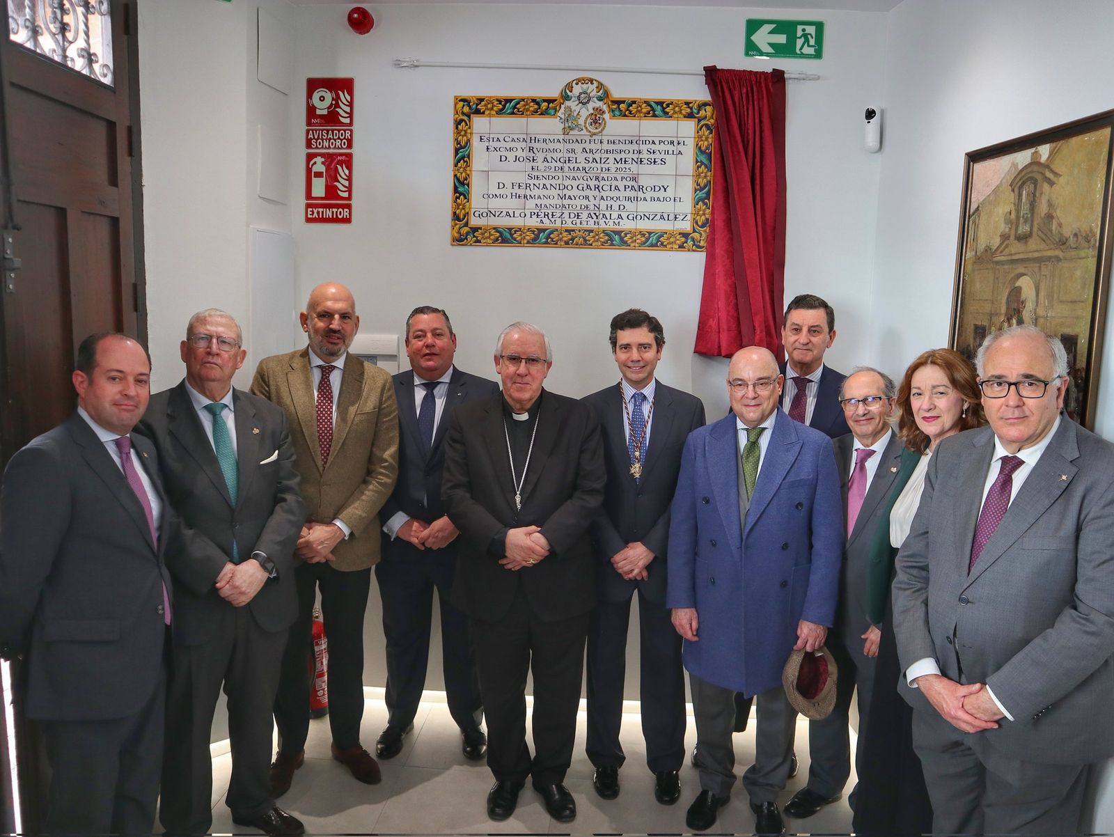 Autoridades y representantes en el acto de inauguración de la casa hermandad