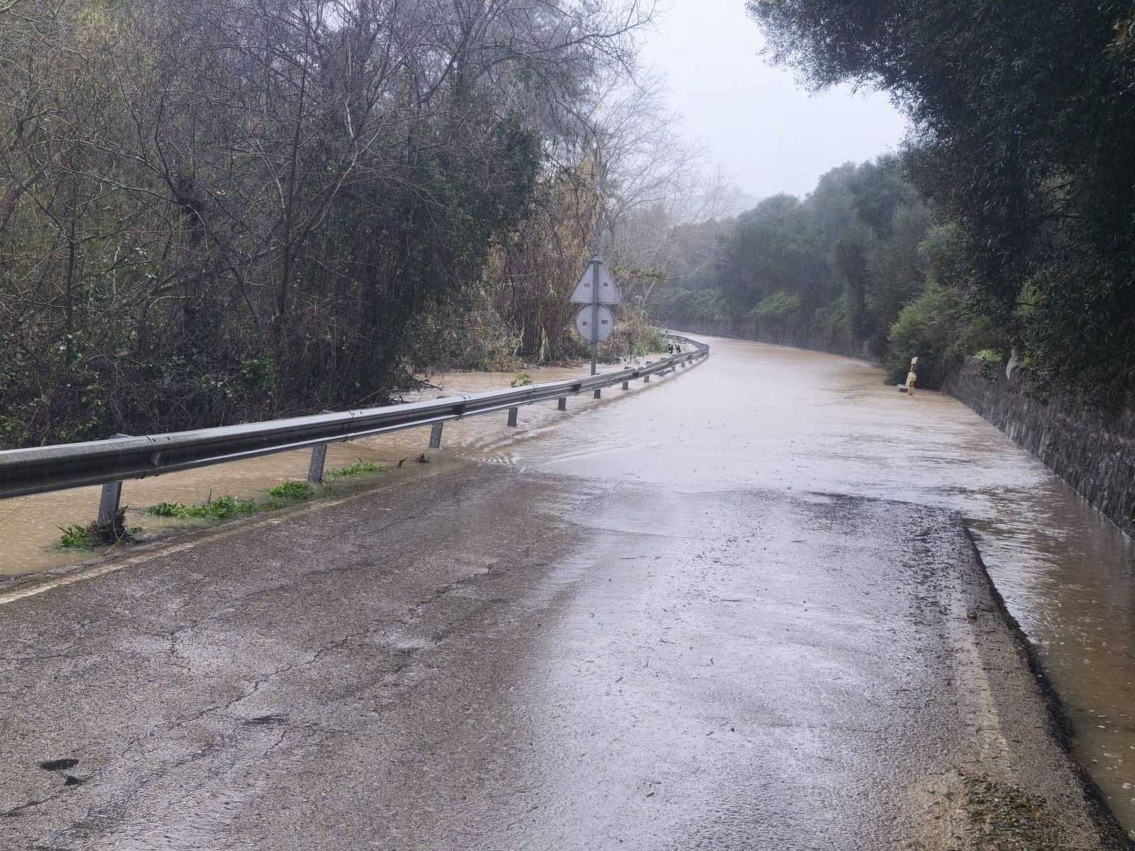 Una balsa de agua en una vía de acceso a Tesorillo, este jueves.