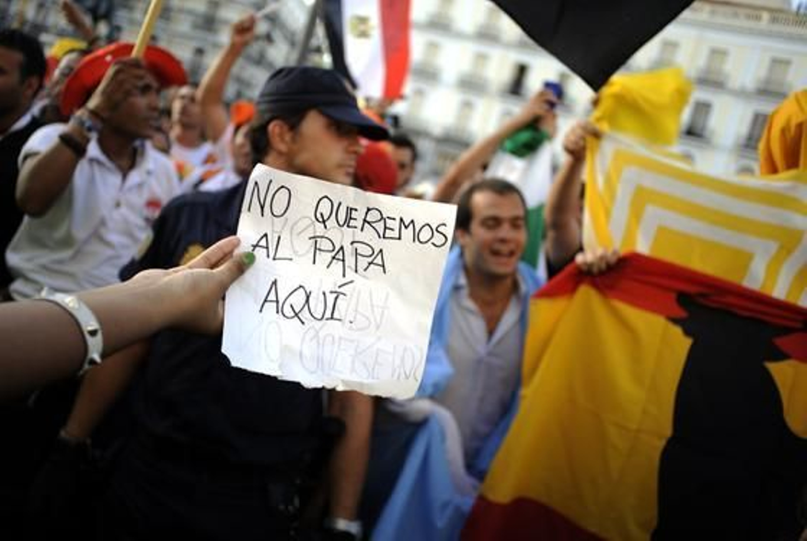 Enfrentamiento entre los manifestantes laicos y los peregrinos de la JMJ.

Foto: AFP