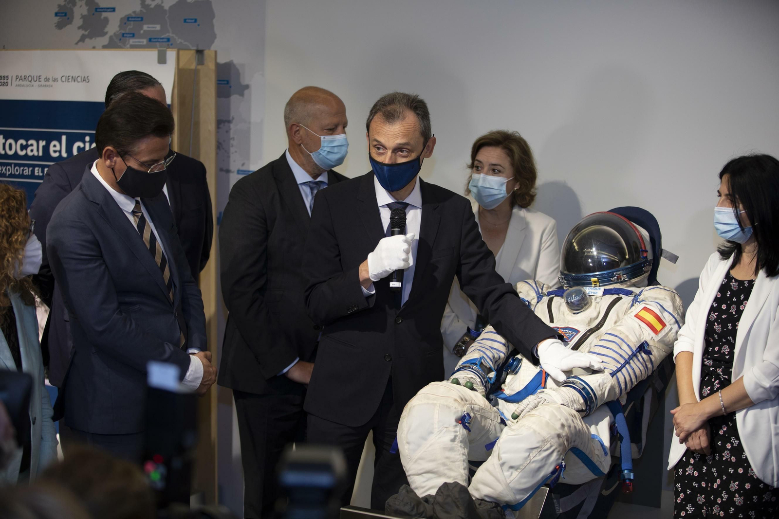 El ministro Pedro Duque exhibió ayer el traje de astronauta que ha cedido al Parque de las Ciencias de Granada.