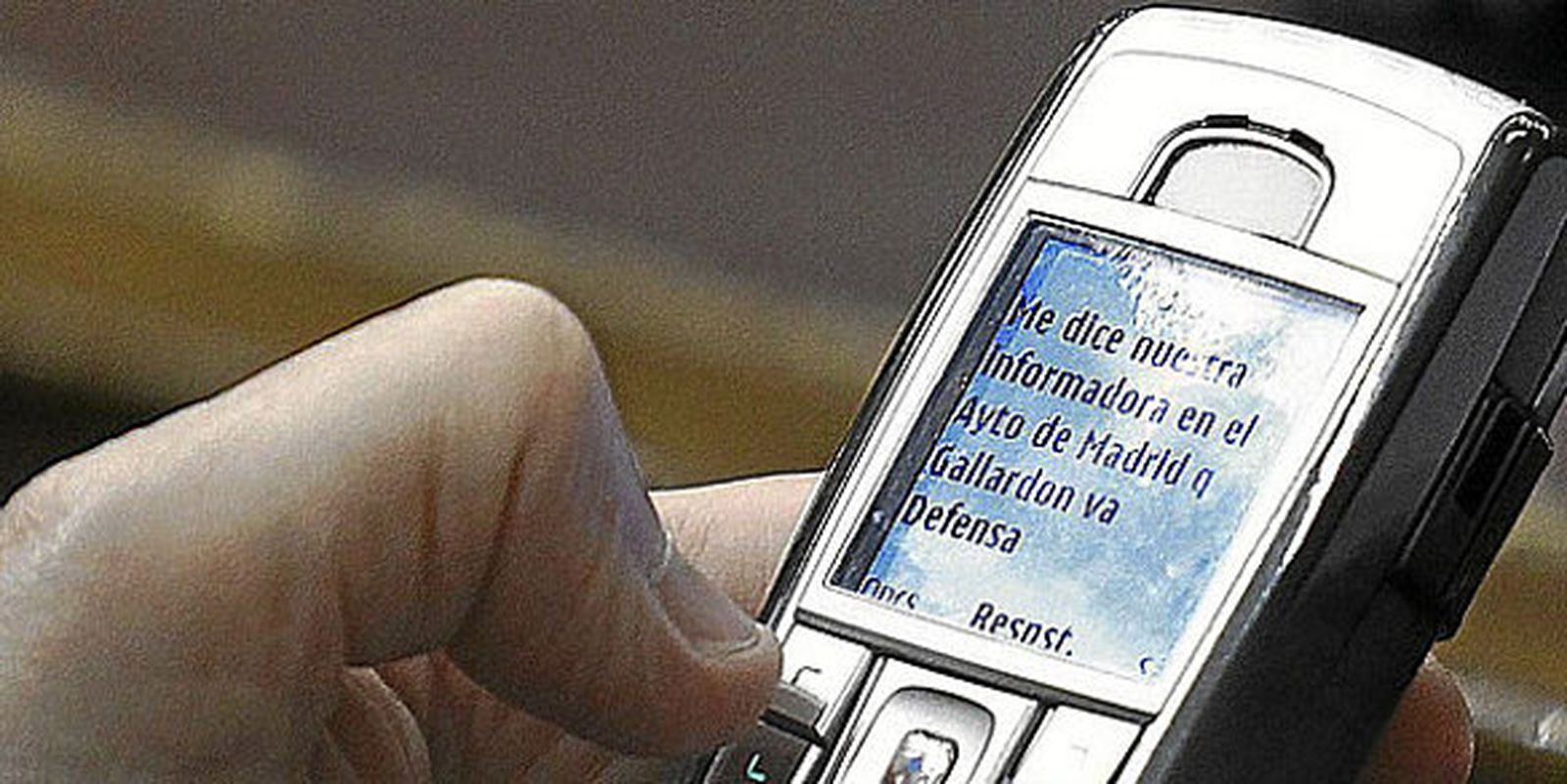 El PSOE critica la publicación de una foto que muestra un mesaje en el móvil de Rubalcaba