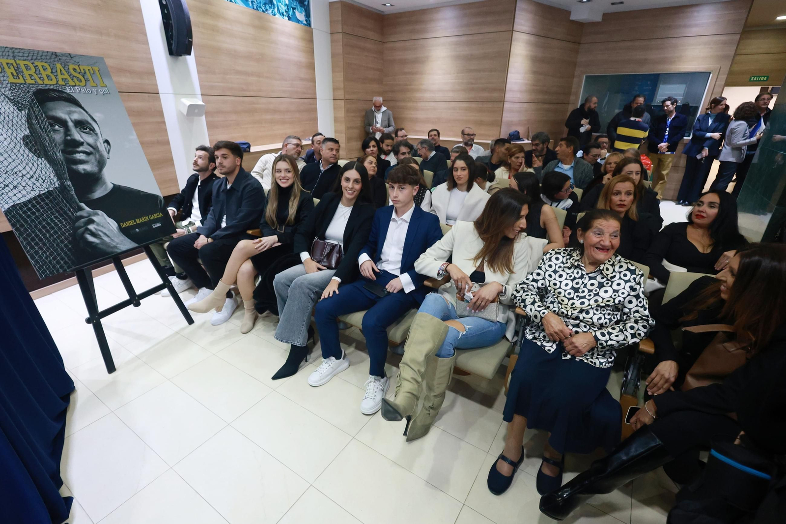 Basti: La presentación de su libro en La Rosaleda, en fotos