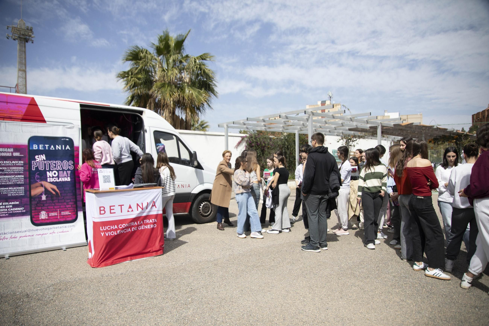 Sensibilización sobre la trata de mujeres en el IES Maestro Padilla de Almería, en imágenes