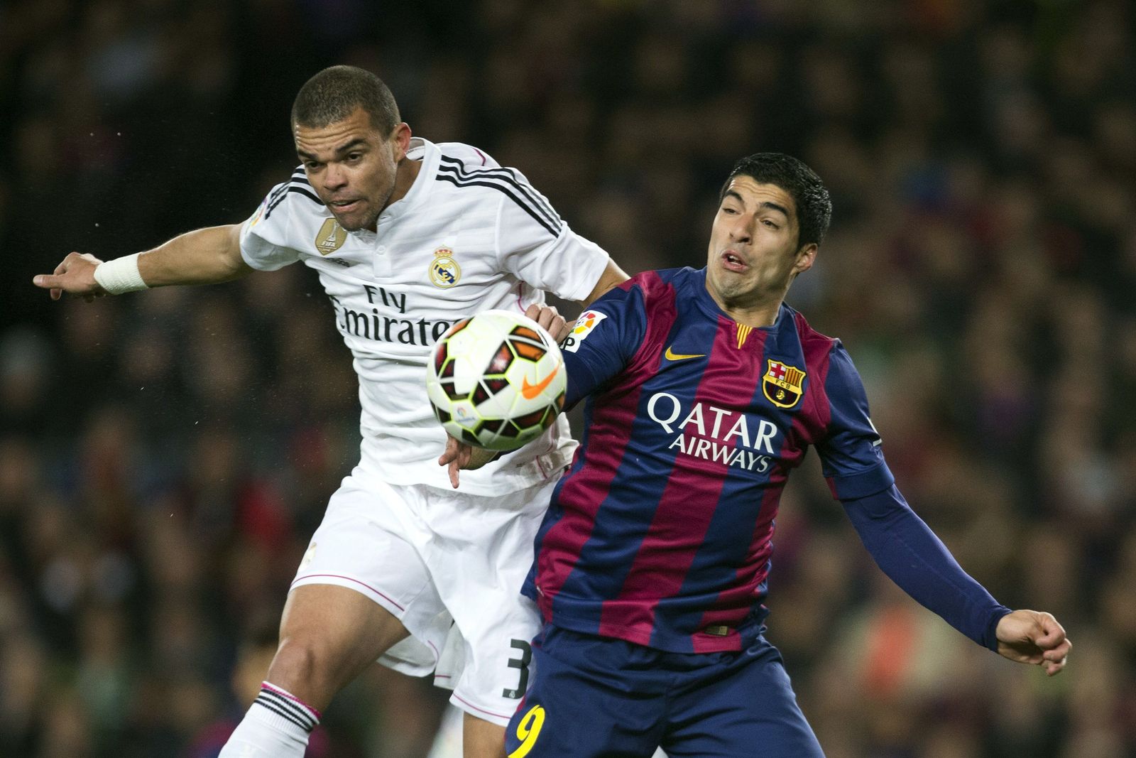 Pepe y Suárez forcejean en el Barcelona-Madrid de la pasada temporada.