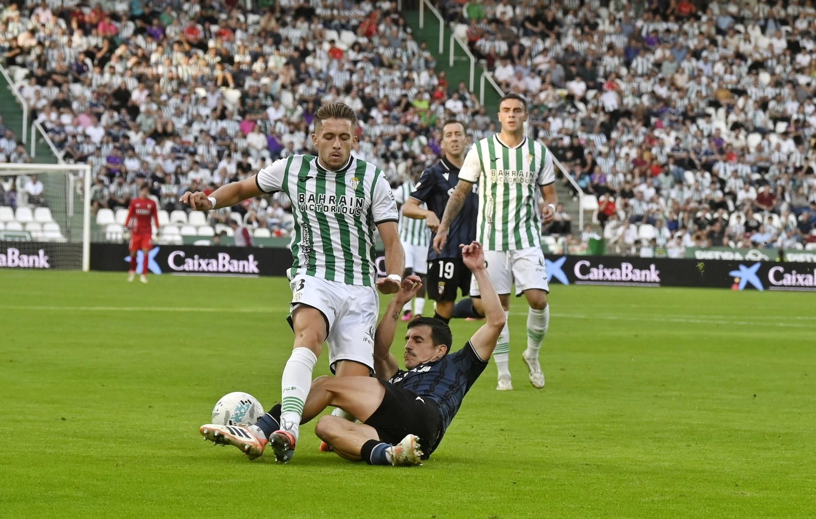 Isma Ruiz es presionado por un rival.