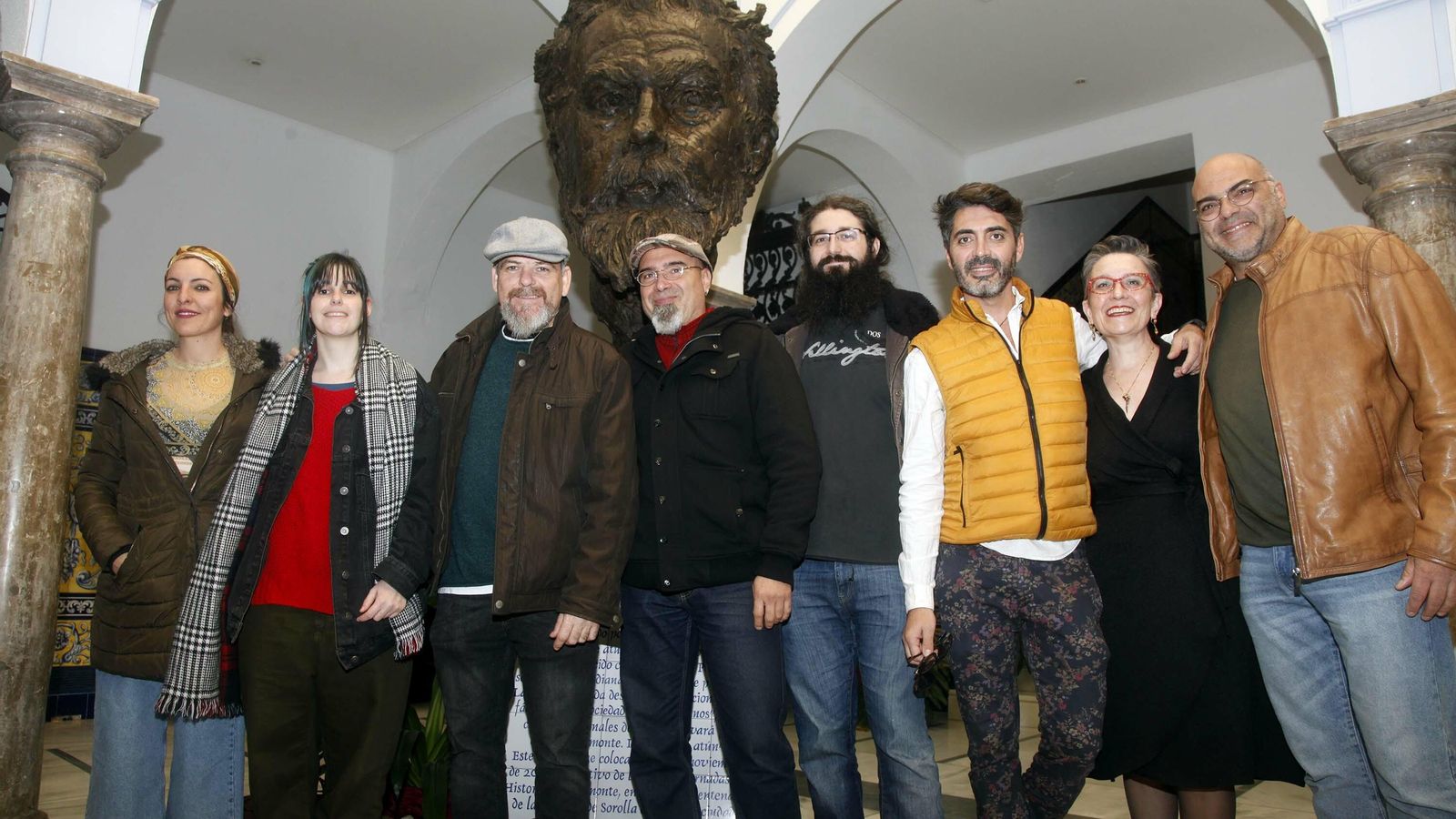 Familiares y amigos junto con algunos de los integrantes del taller de arte La Escalera.