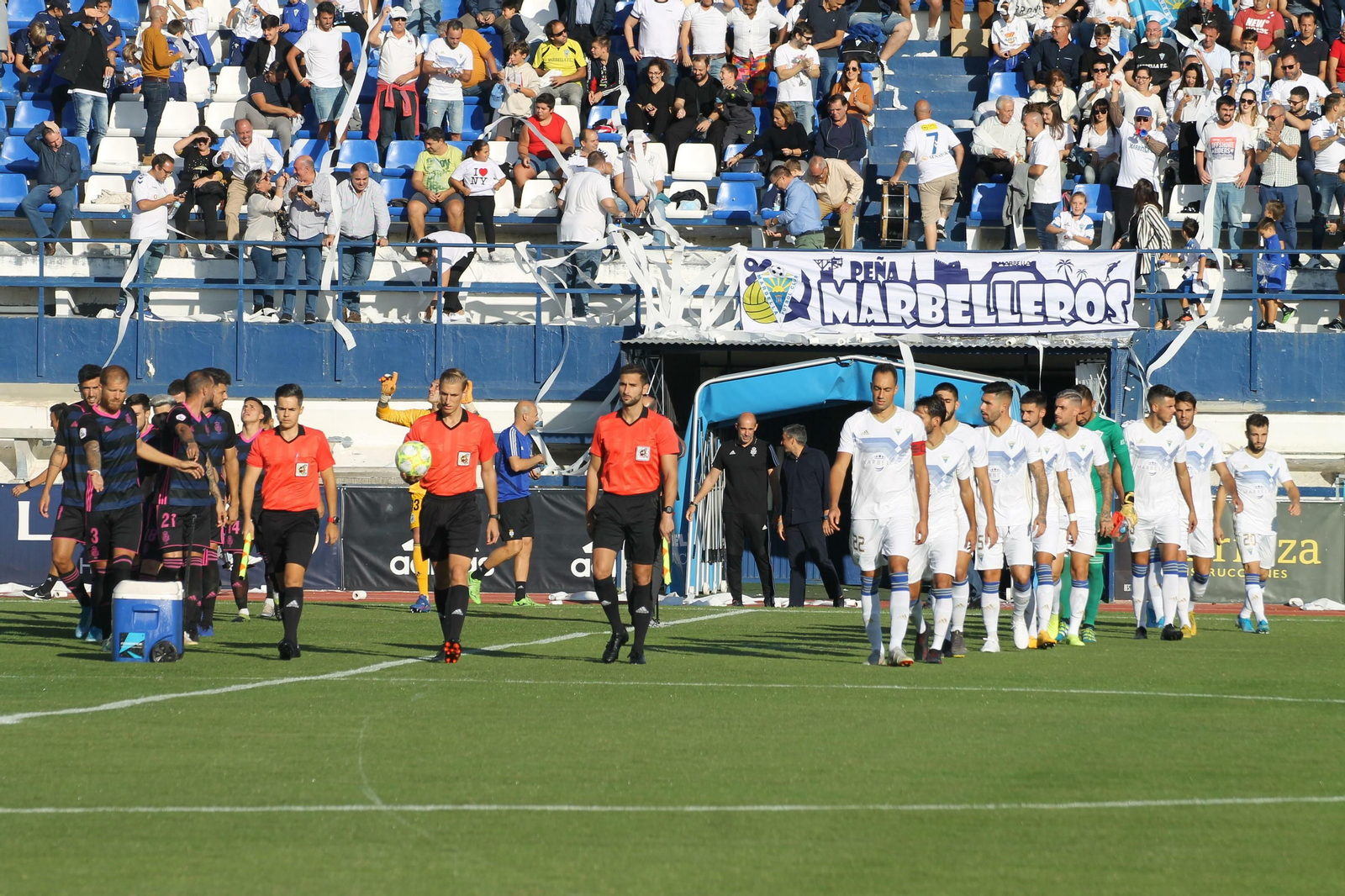 Los jugadores de Recreativo y Marbella saltan al terreno de juego.