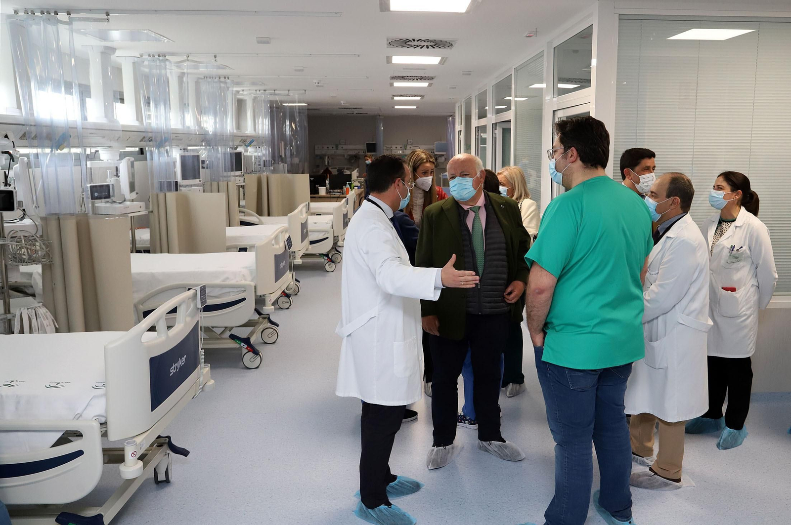 El consejero de Salud Jesús Aguirre visita las nuevas instalaciones del Hospital Juan Ramón Jiménez, en imágenes