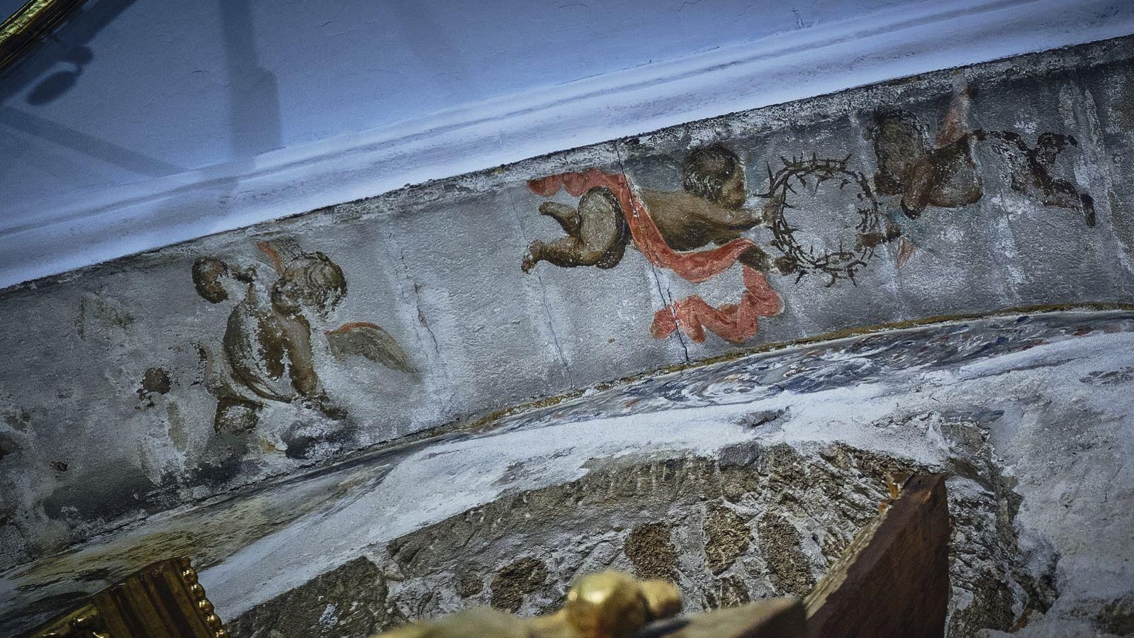 Detalle de las pinturas aparecidas en el arco del retablo de Columna de la iglesia de San Juan de Dios.