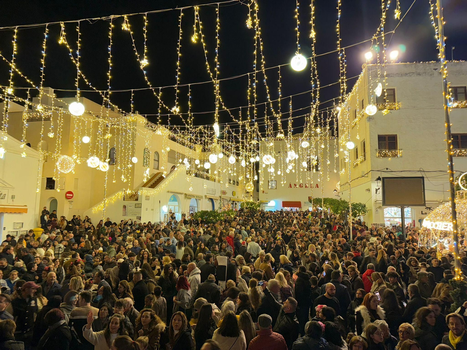 Y la Navidad llegó a Mojácar: así ha sido el espectacular encendido del alumbrado