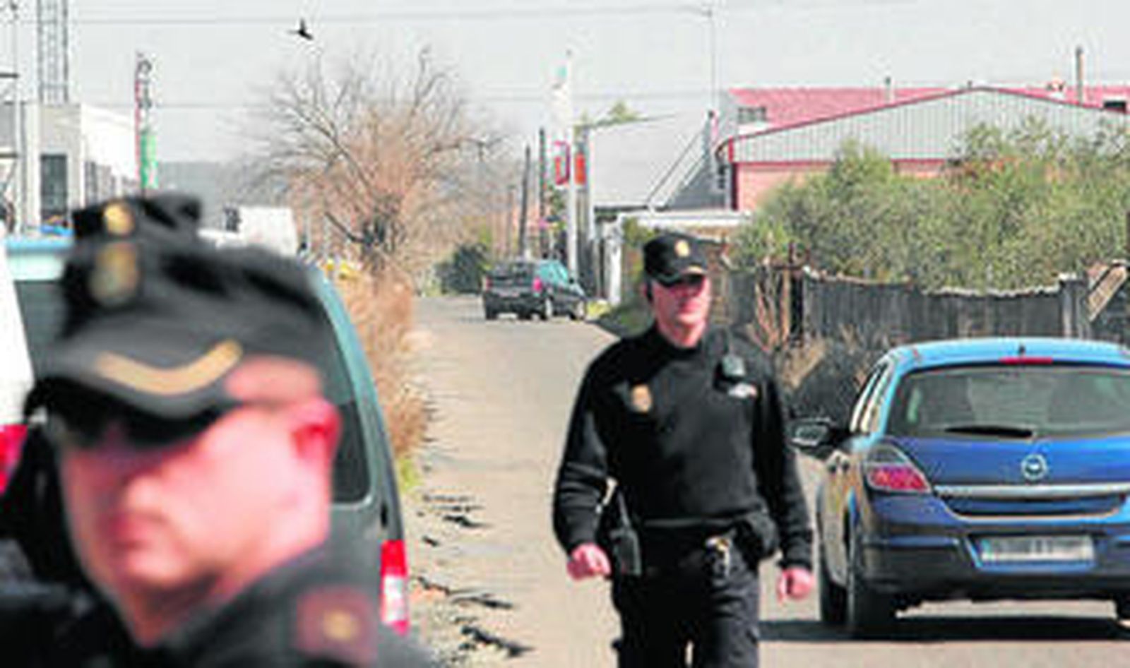 Los agentes custodian la retirada del vehículo en la parcela de Las Quemadillas.