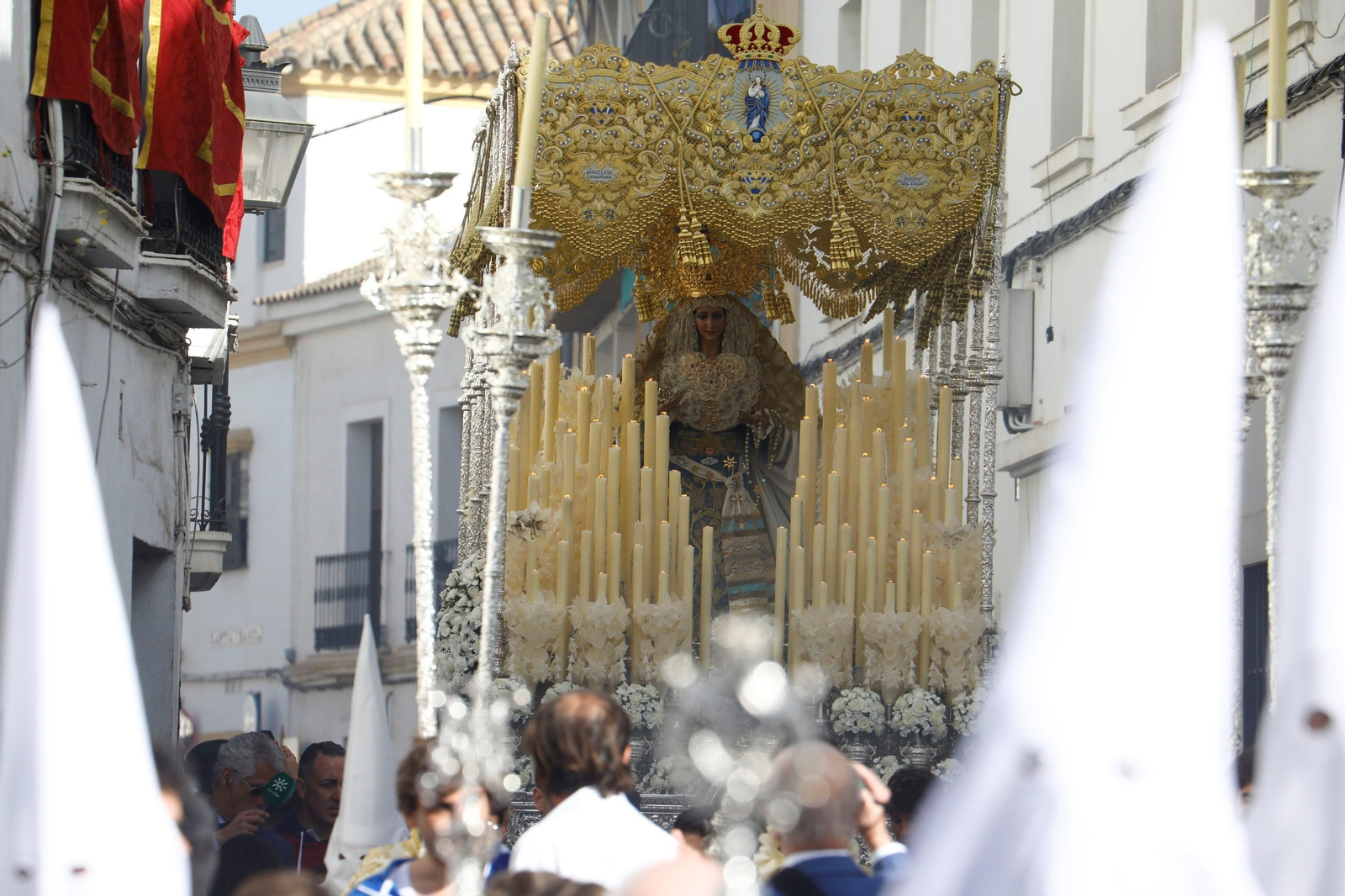 Domingo de Resurrección en Córdoba: la procesión de la hermandad del Resucitado, en imágenes