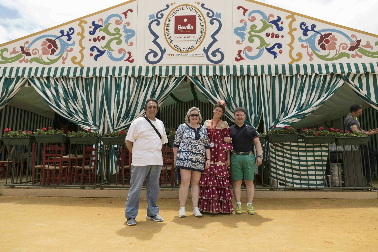 Guía turística junto a turistas en la caseta de los turistas
