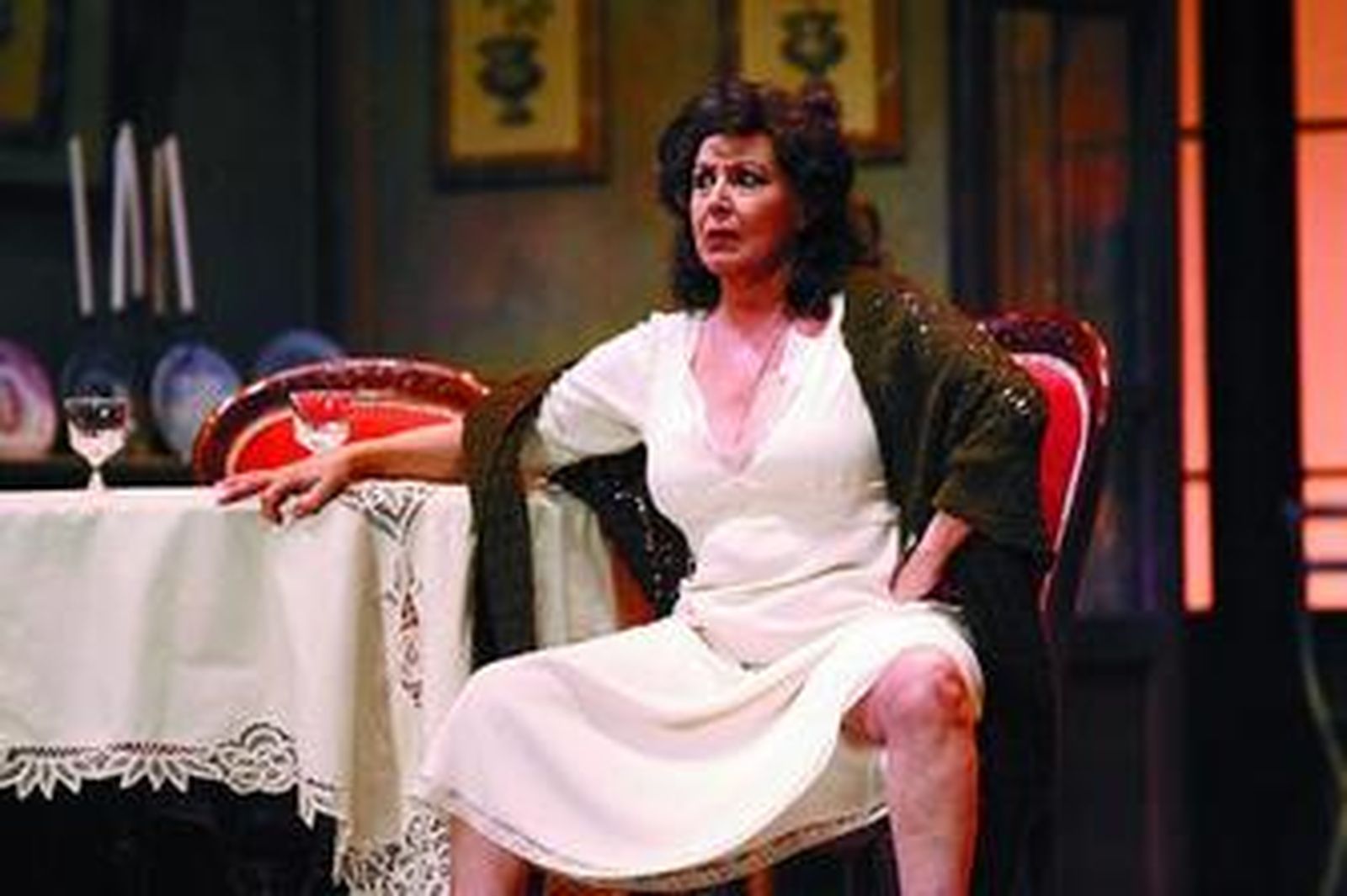 Concha Velasco da vida, otra vez, a la ex prostituta defensora de la familia.