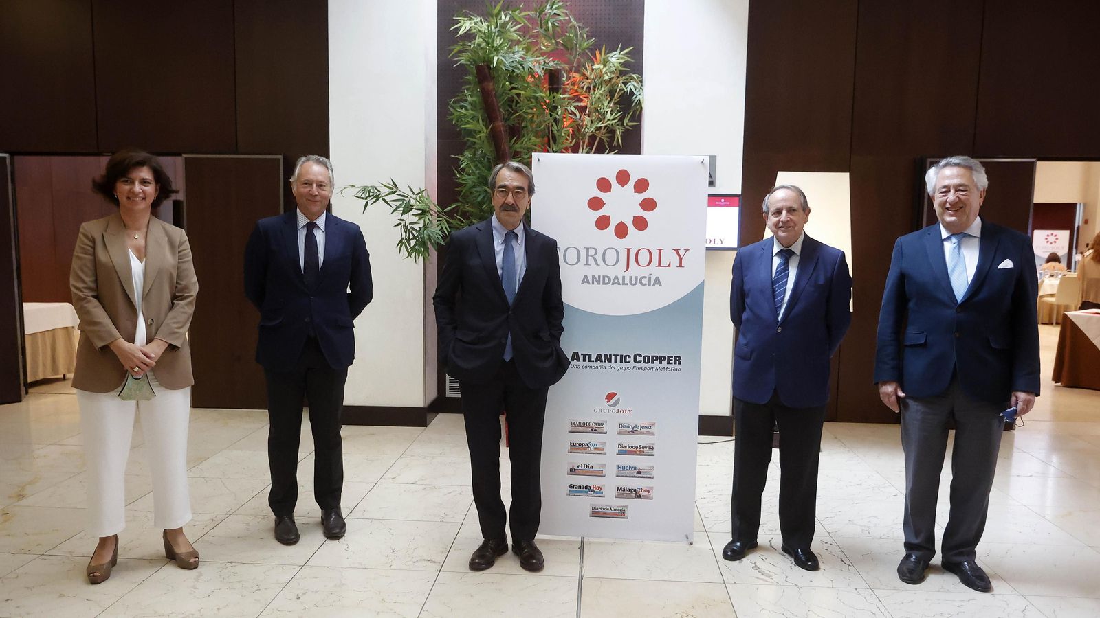 Macarena Gutiérrez, directora general financiera de Atlantic Copper; José Joly, presidente del Grupo Joly; Emilio Ontiveros, Juan José Toribio y Javier Targhetta.